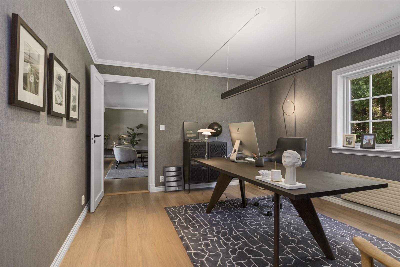 Kontoret i første etasje har et eksklusivt uttrykk og er av god størrelse. Galleribilde