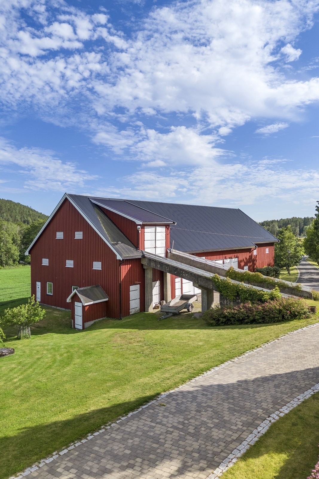 Låven har stalldel, mye lagringsplass og korntørke med tippesjakt. Galleribilde