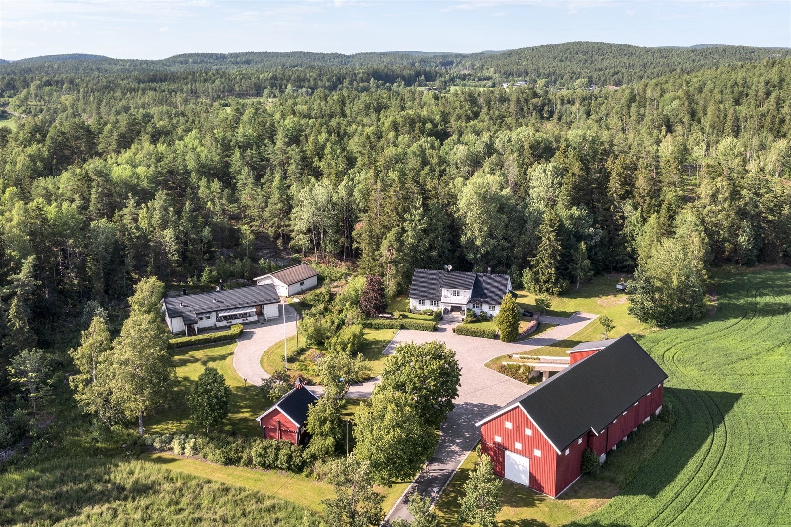 Vestre Spydevoll har et påkostet tun med lyssatt allé, asfaltert adkomst, belegningsstein og kantstein i granitt. Galleribilde