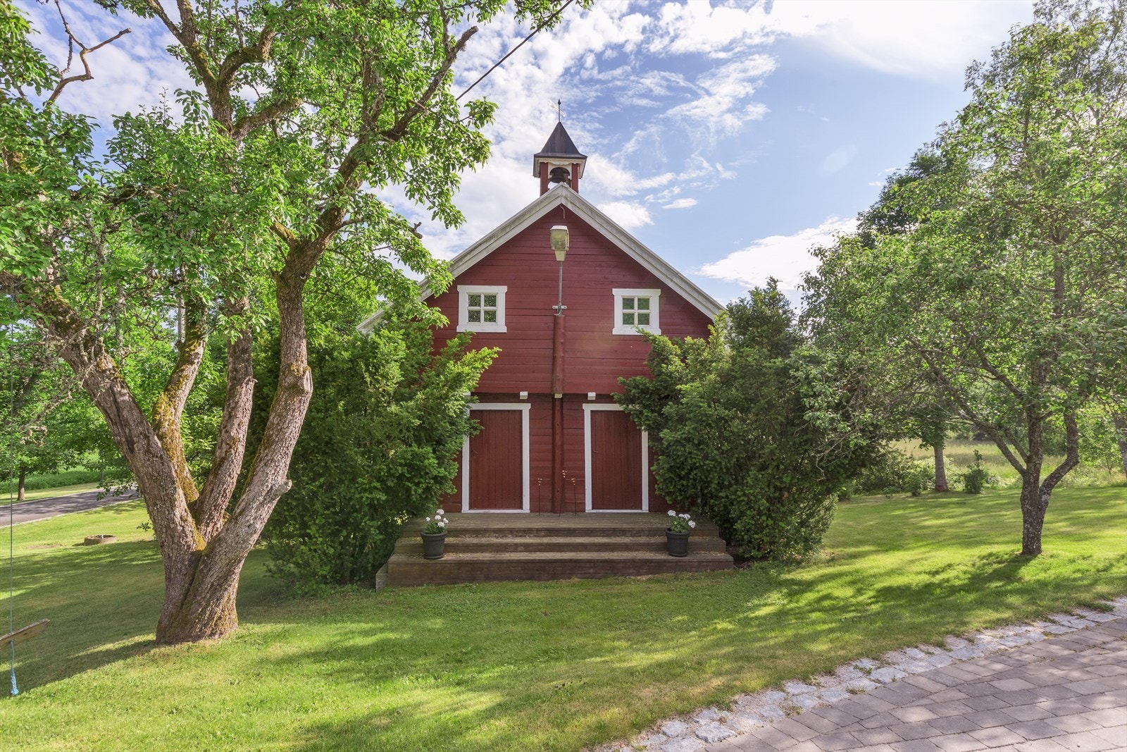 Stabburet har et flott lyssatt klokketårn og fikk i 2021 nytt tak og vinduer. Galleribilde