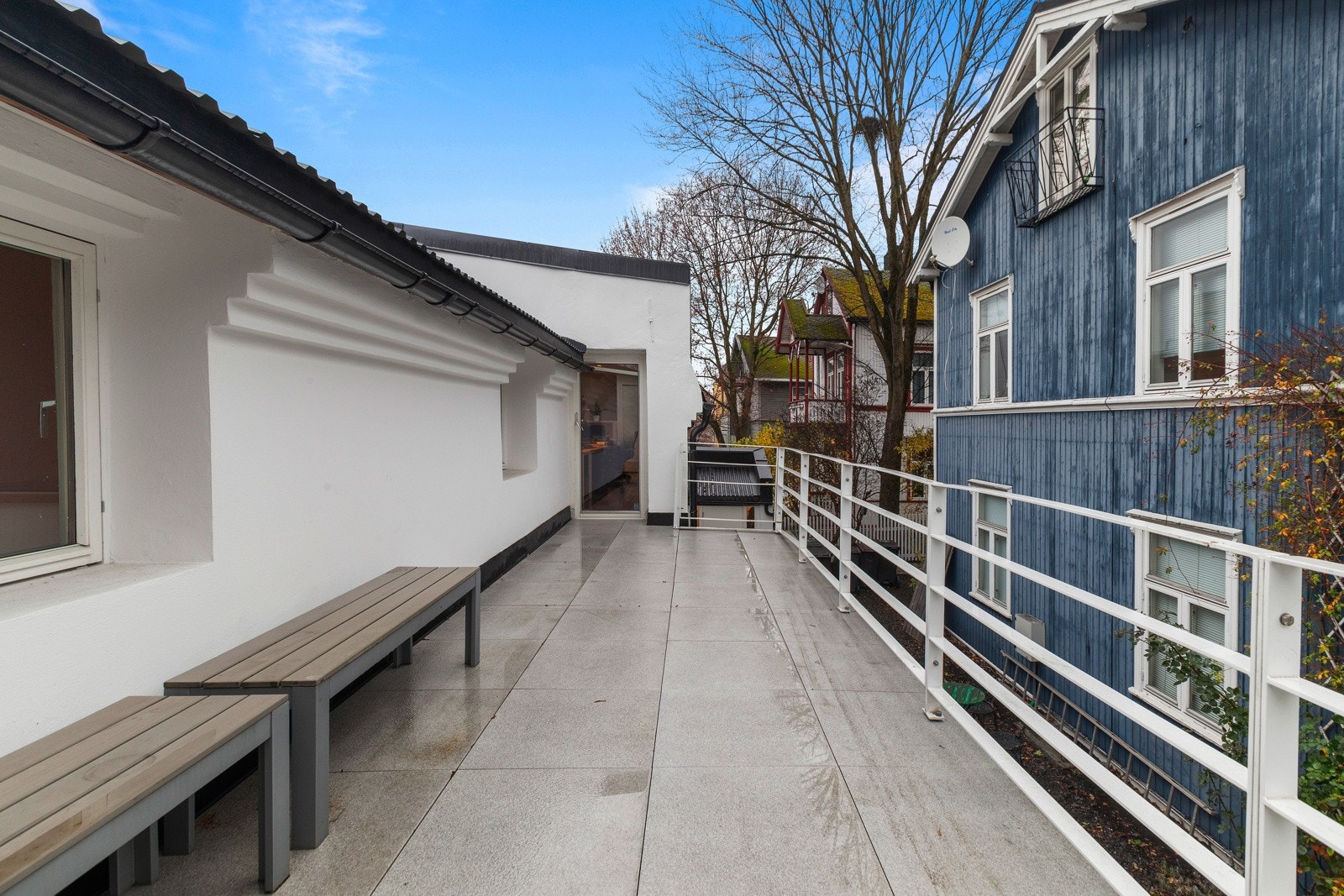 Privat terrasse med plass til utemøbler og grill. Galleribilde