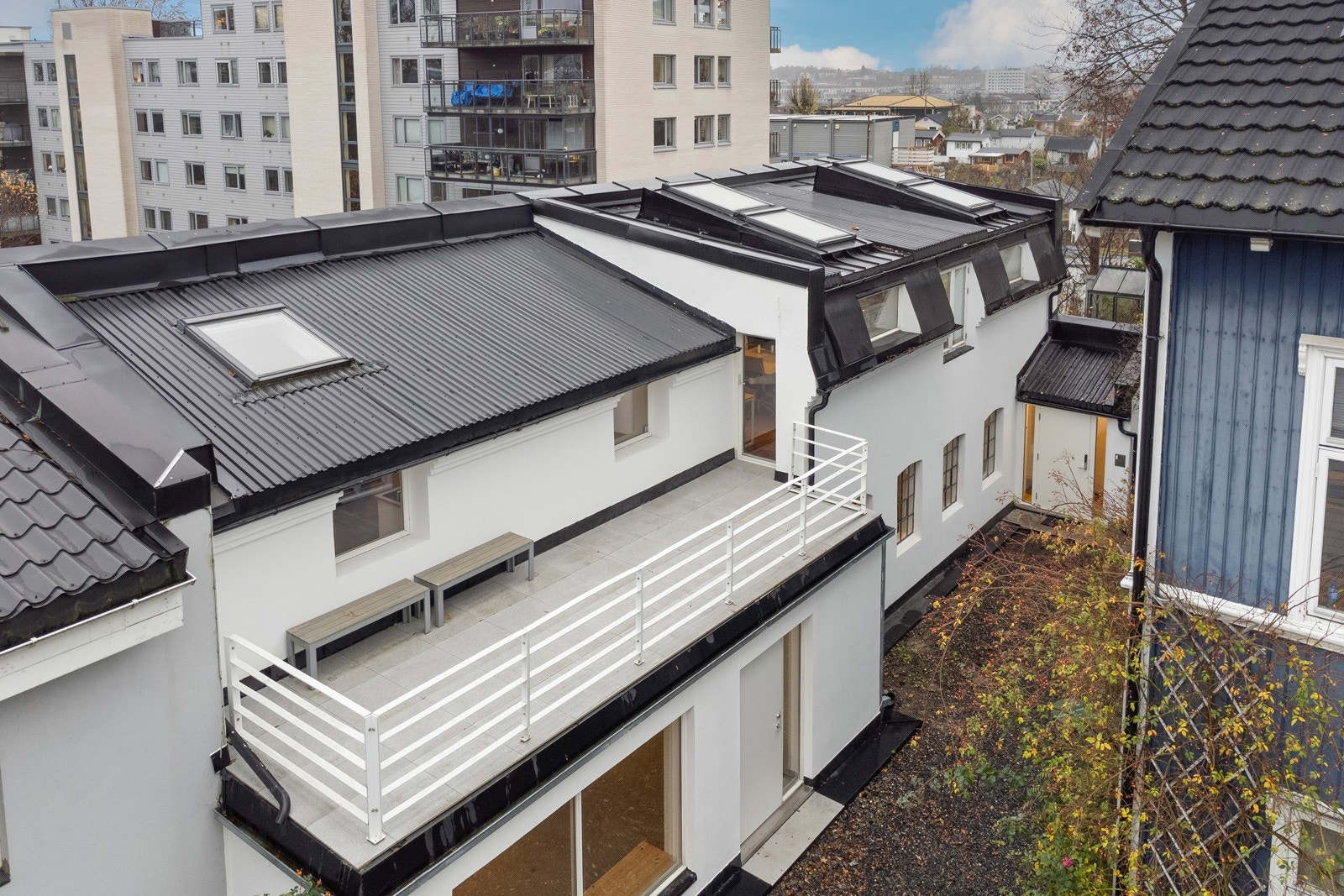 Fasade - hele bakgårdsbygget er for salg. Galleribilde