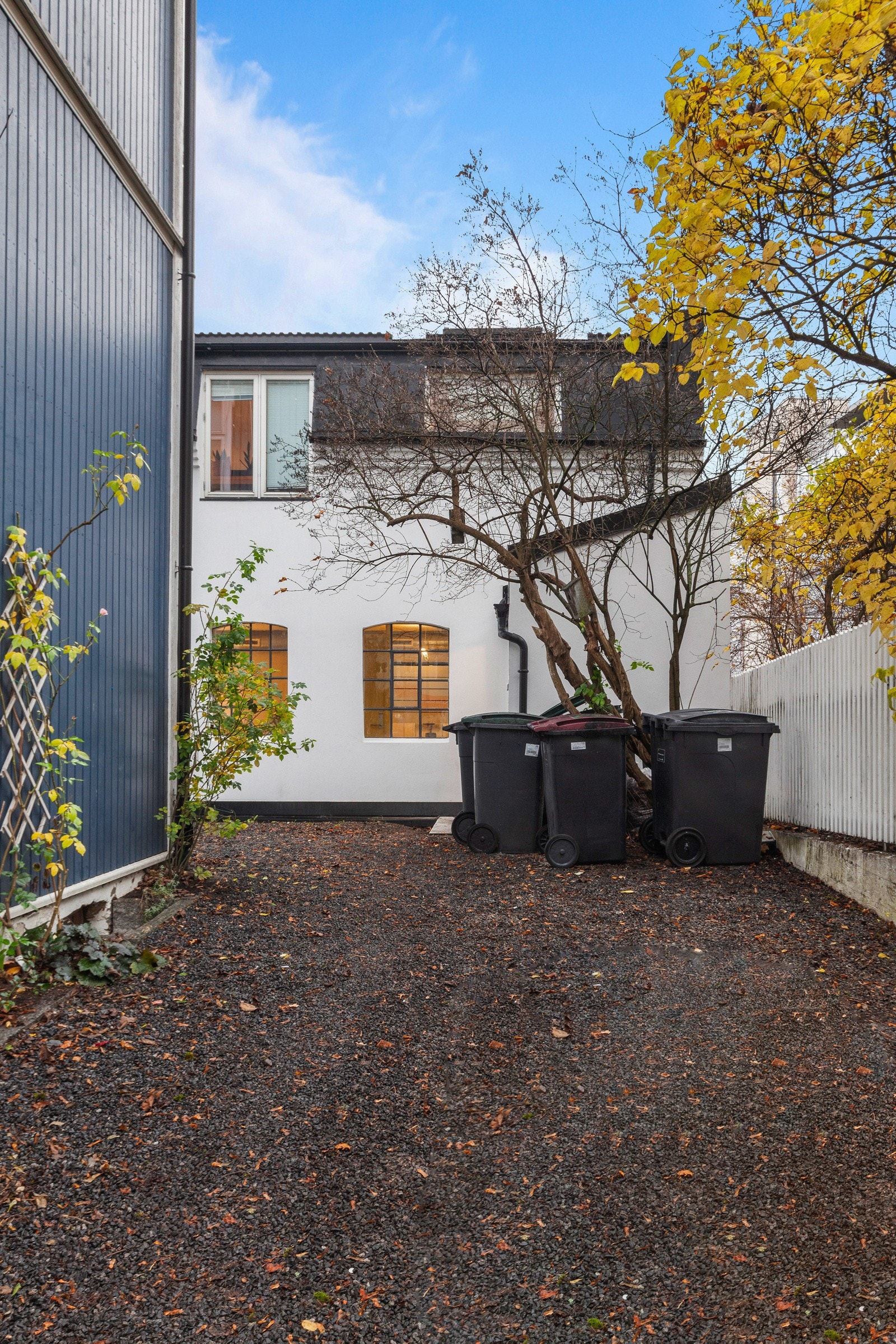 Innkjøring til bakgården og det medfølger 1 p-plass om må følge parkeringsregler i sameiet. Galleribilde