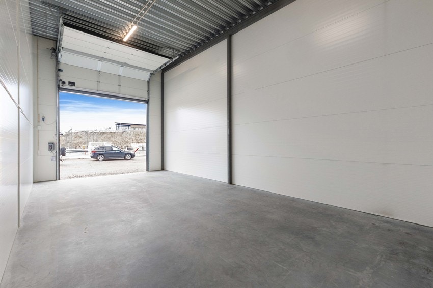 Tomten er opparbeidet og asfaltert etter bildetakning Galleribilde