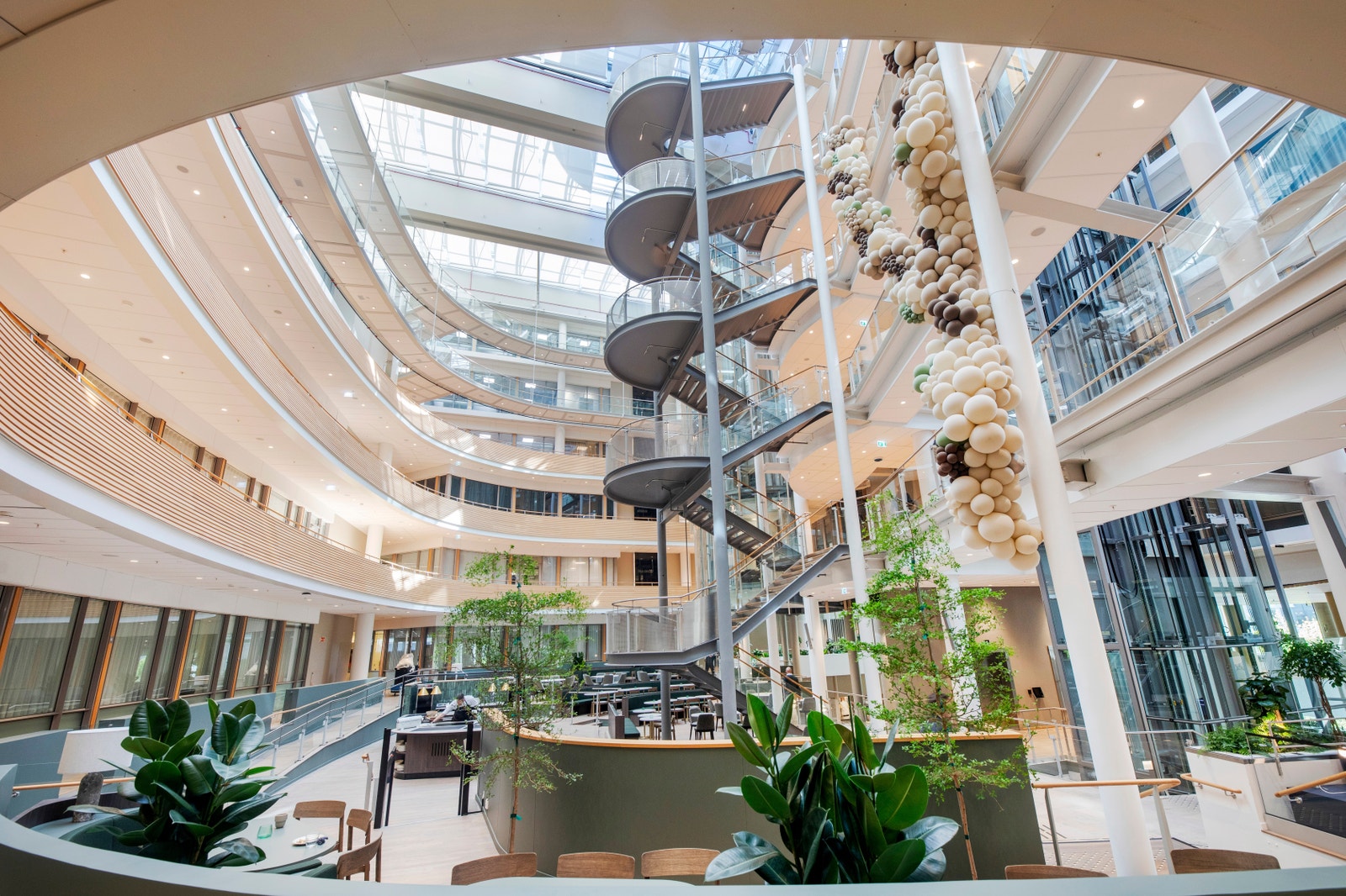 FLOTT ATRIUM SOM SLIPPER INN MASSE NATURLIG LYS. Galleribilde