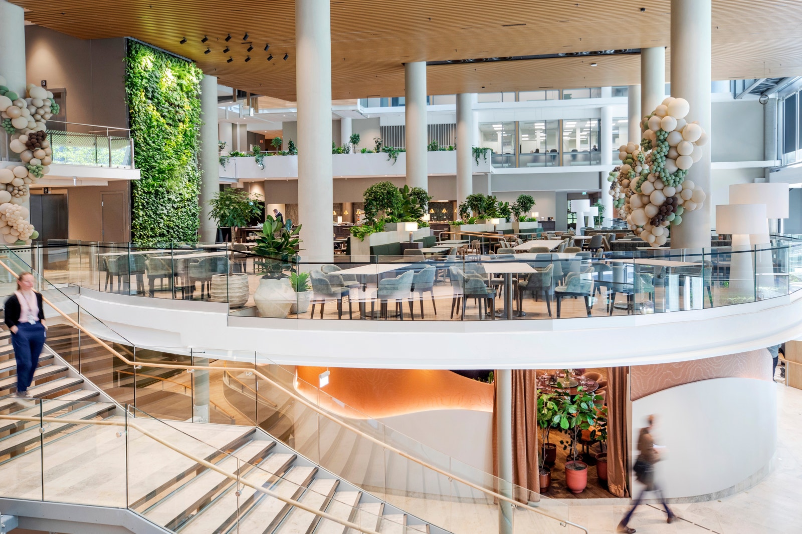 FLOTT INNGANGSPARTI OG HELT NY PERSONAL RESTAURANT Galleribilde