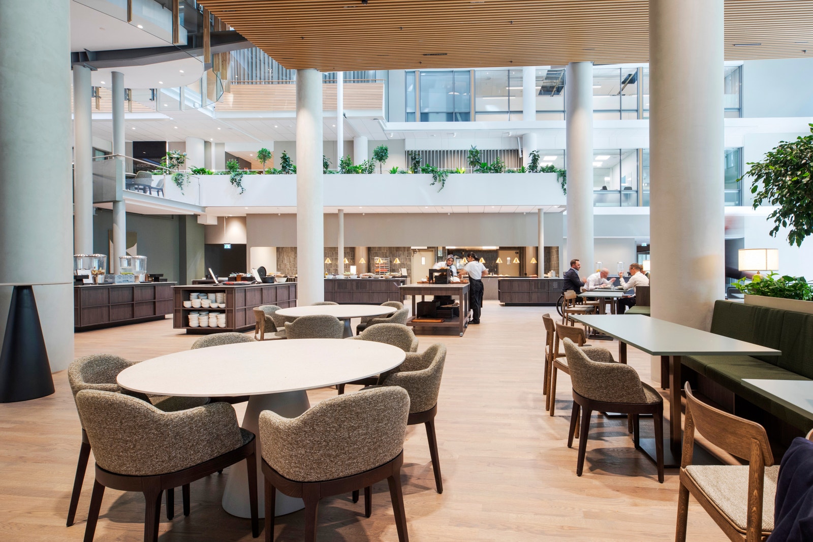 FLOTT INNGANGSPARTI OG HELT NY PERSONAL RESTAURANT Galleribilde