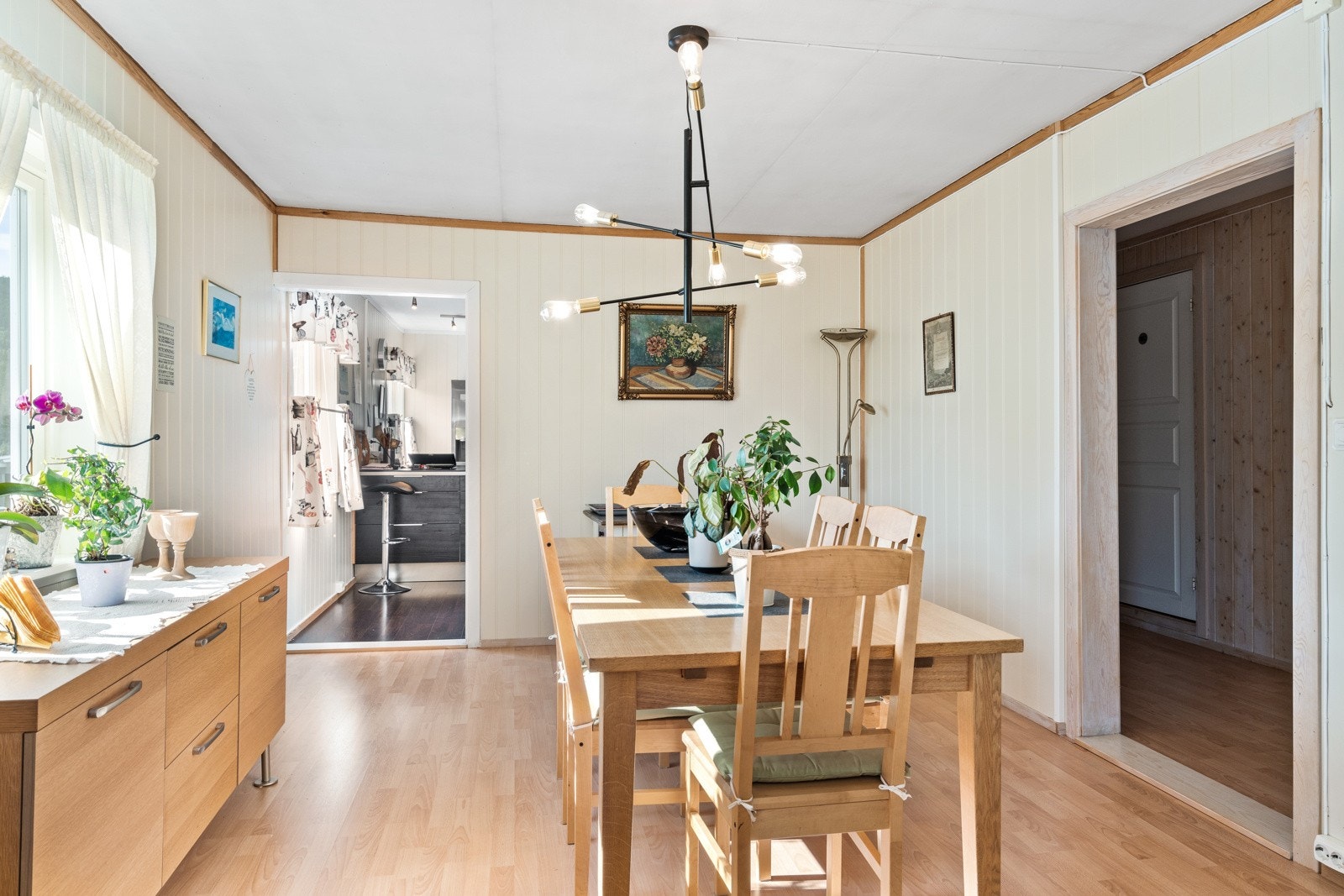 Spisestuedelen har en fin avgrensning fra stue, og her er det god plass til stor spisegruppe. Galleribilde