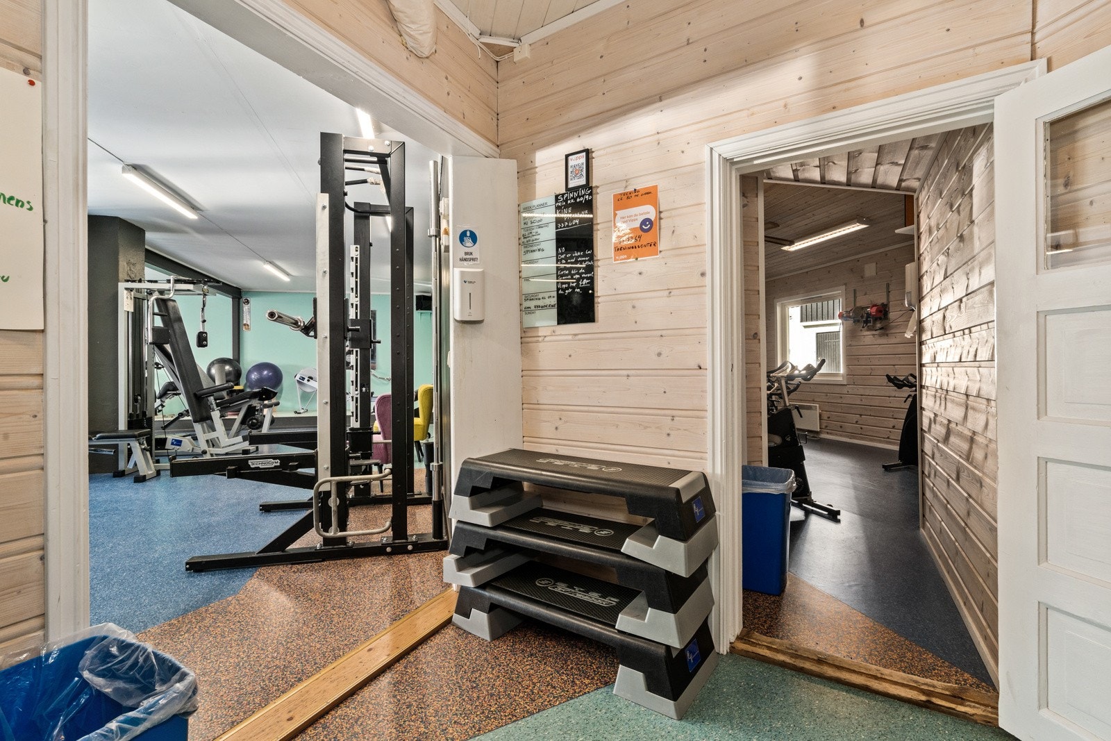 1. etasjen er tilrettelagt for butikkdrift/treningssenter med kjellerplan som lager til butikkdriften. Galleribilde