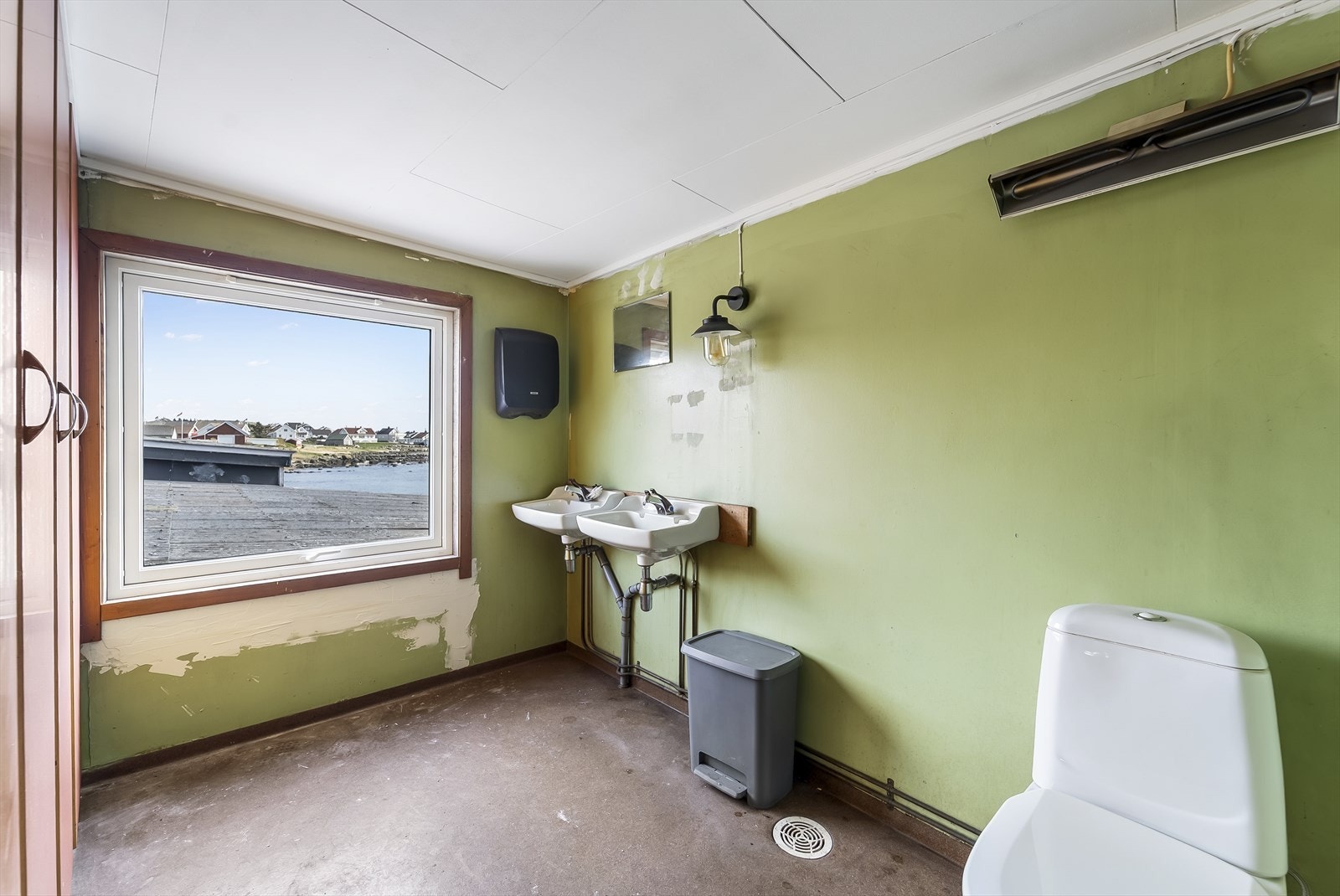 Toalett på garderoberom. Galleribilde