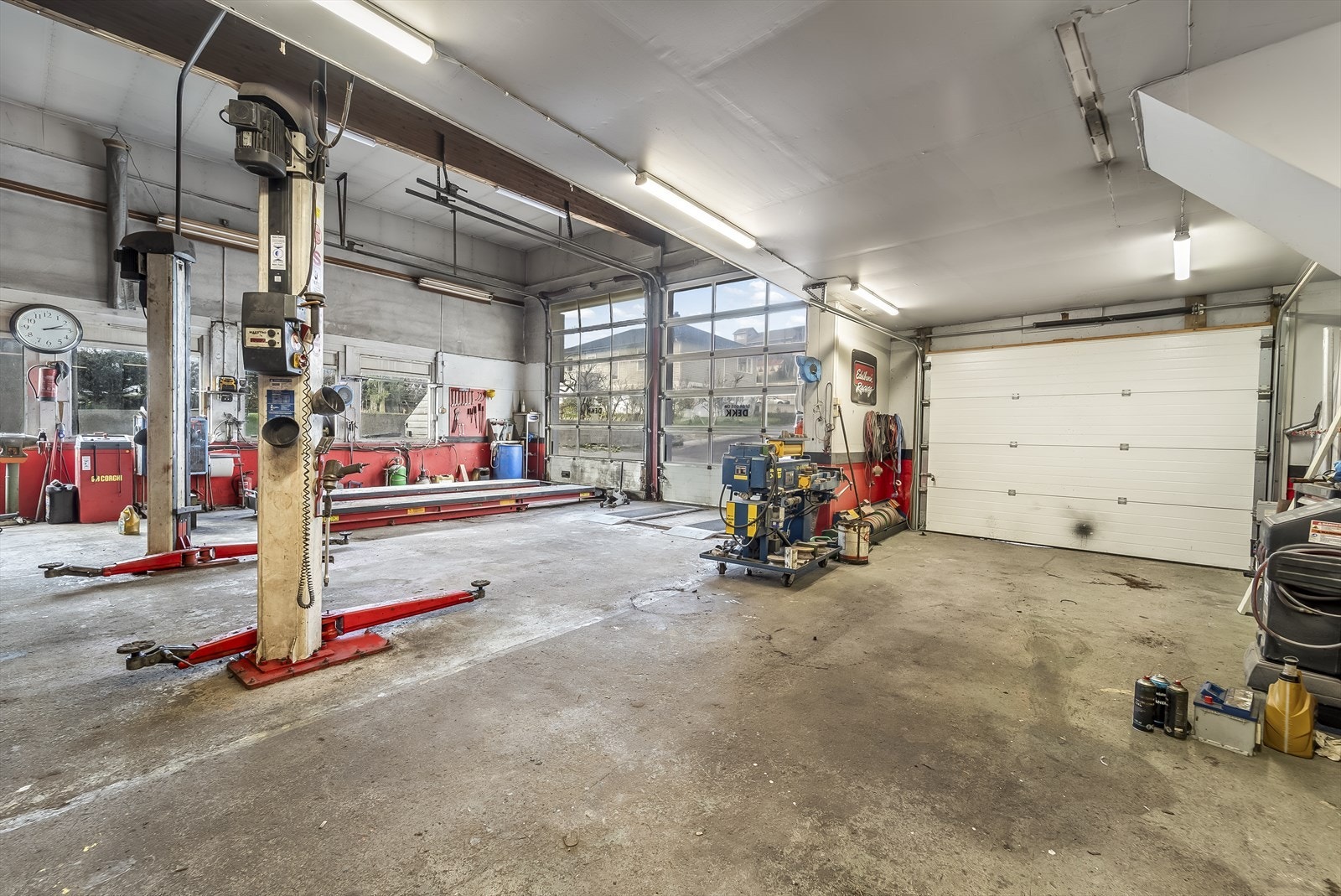 Verksted med høye porter og løftebukker. Alt av inventar og løsøre medfølger. Galleribilde