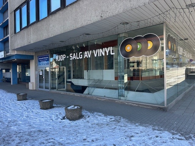 Tidligere gullsmed-lokaler sentralt og med meget god eksponering. Kan egne seg for restaurant bl.a. Galleribilde