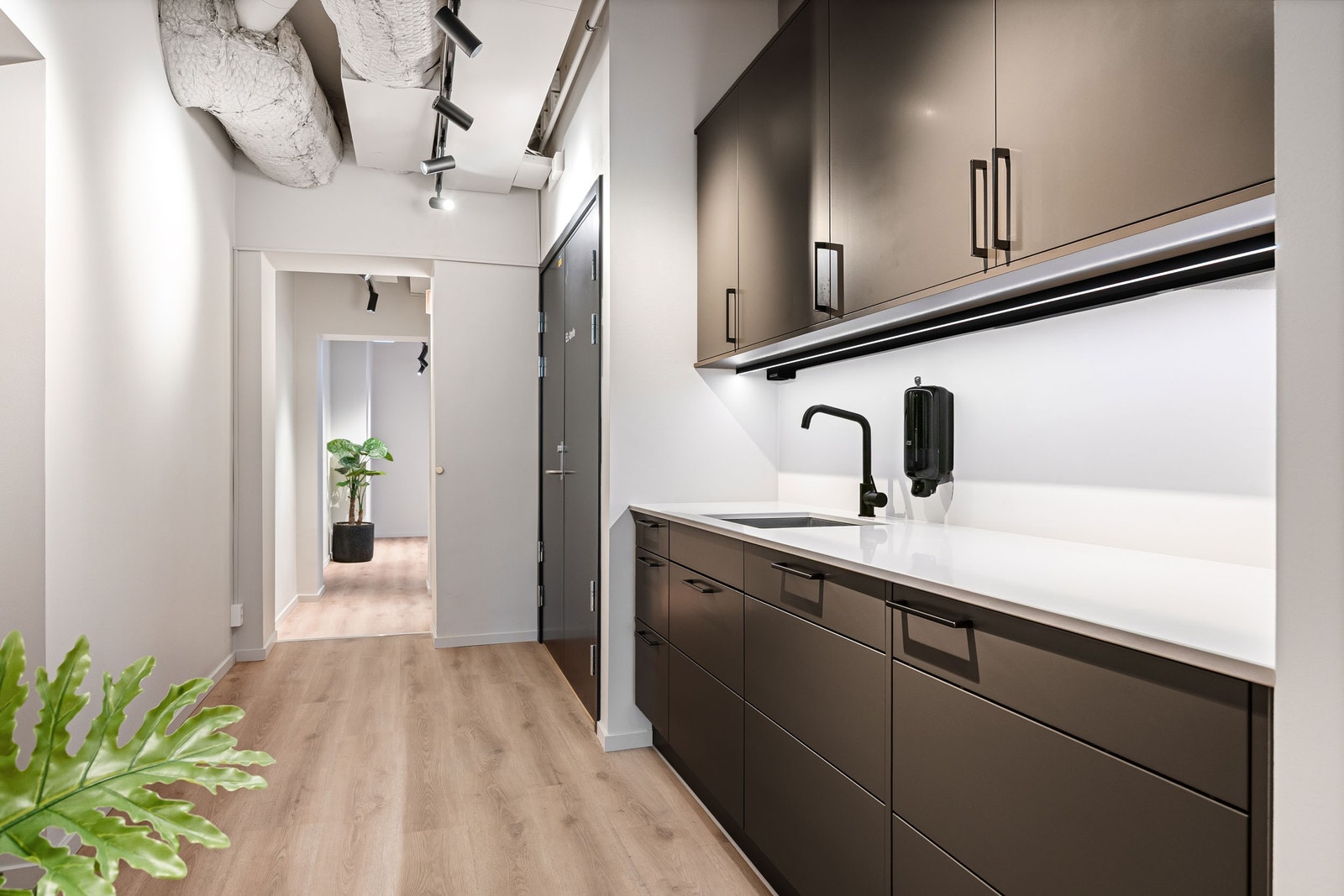 Lokasjonene har to kjøkken og egen kaffestasjon Galleribilde