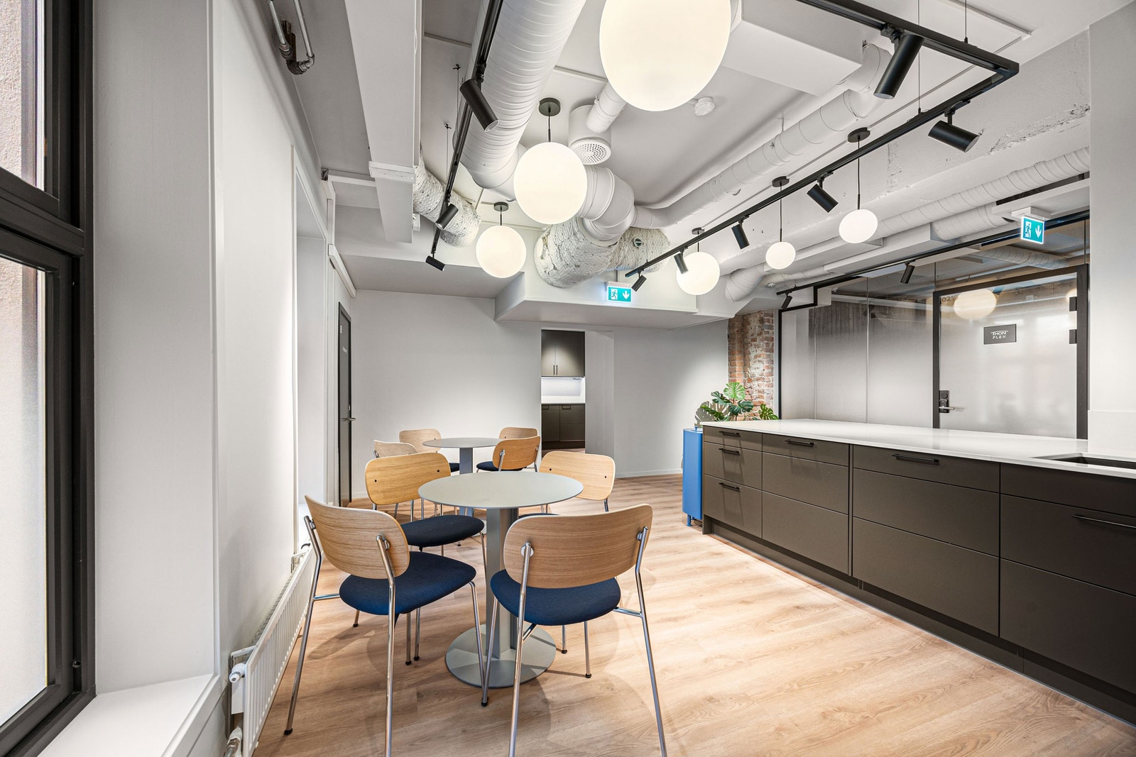 Det er to kjøkken og egen kaffestasjon Galleribilde