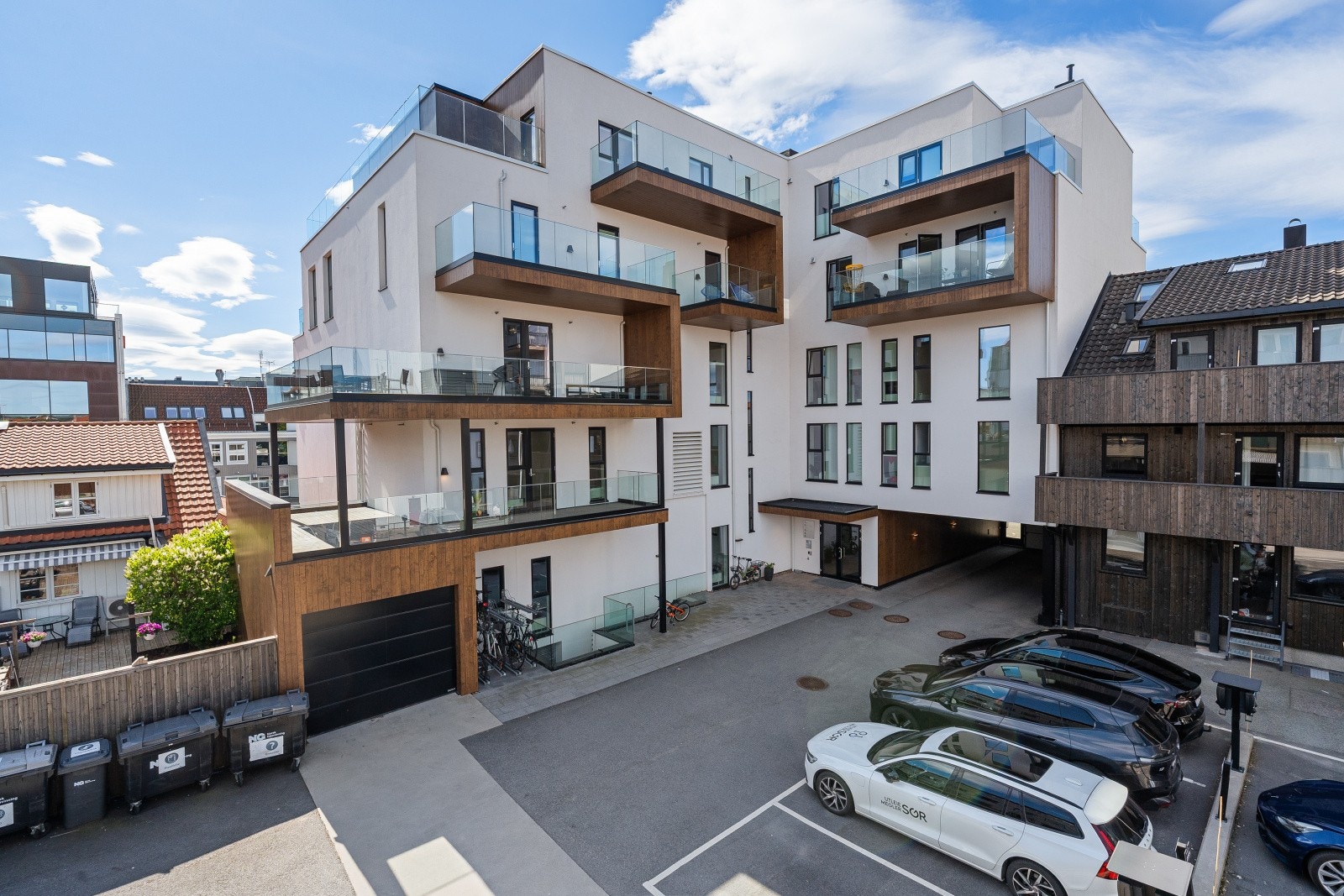 Fra bakgård, kontorlokalene ligger i 2 etasje Galleribilde