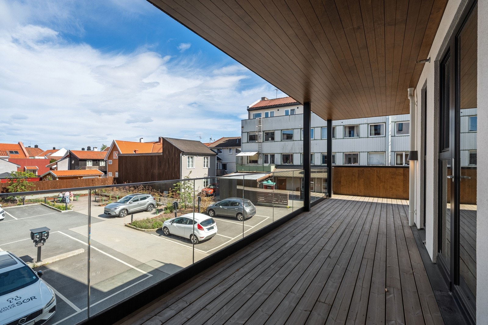 Stor flott utvendig terrasse mot bakgård Galleribilde