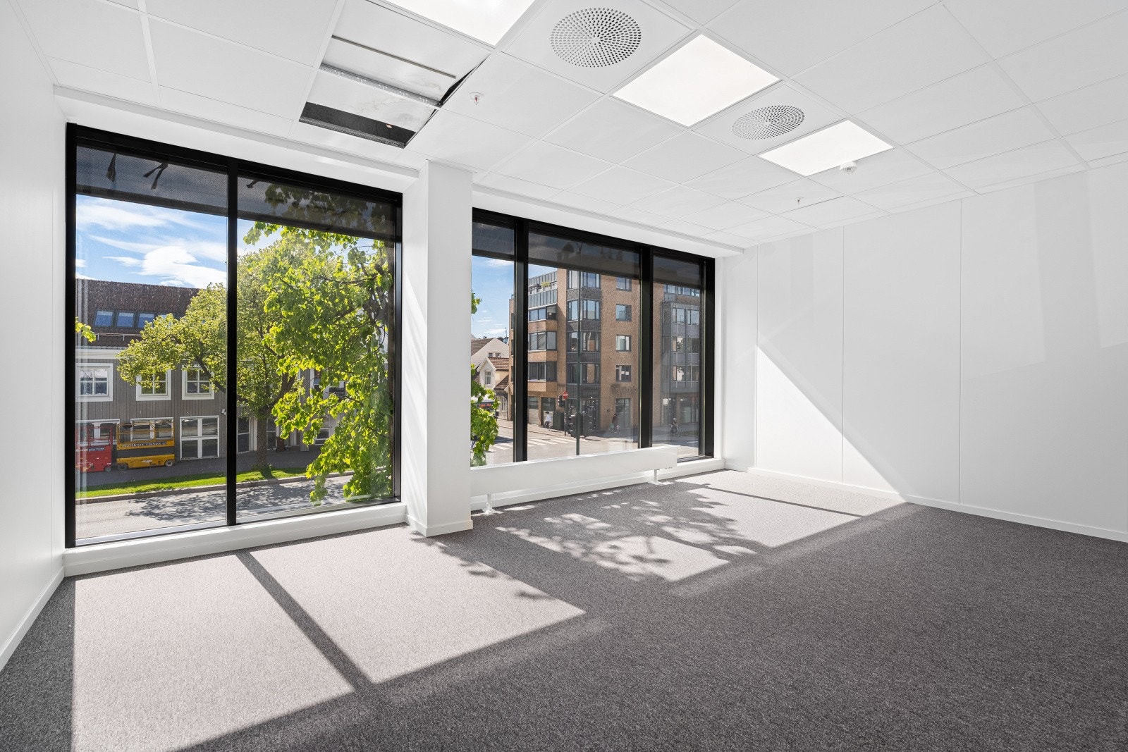 Flott premiumkontor eller møterom mot hjørne av Henrik Wergelands gate Galleribilde