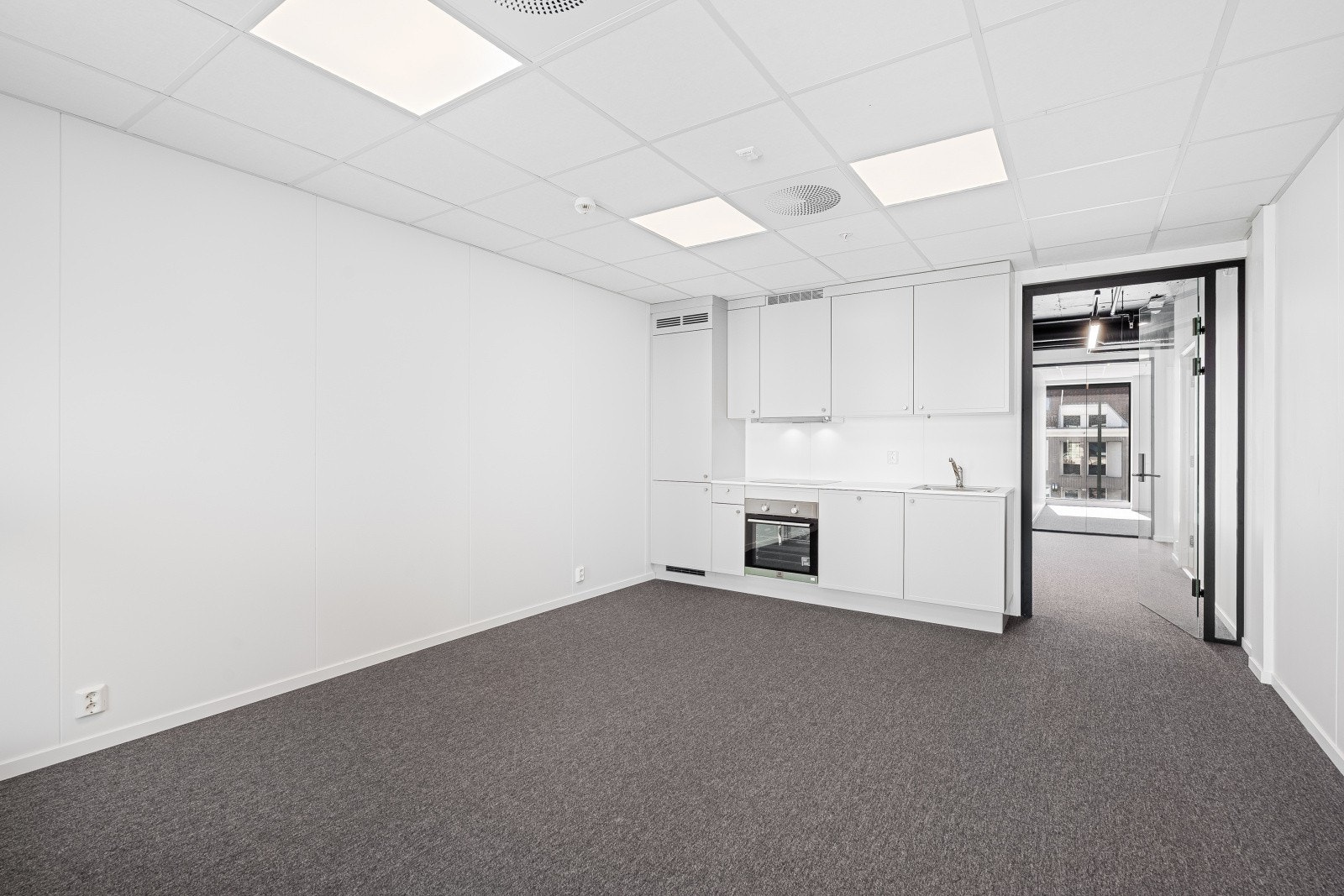 Kjøkken og spiserom med direkte utgang til terrasse i bakgård Galleribilde