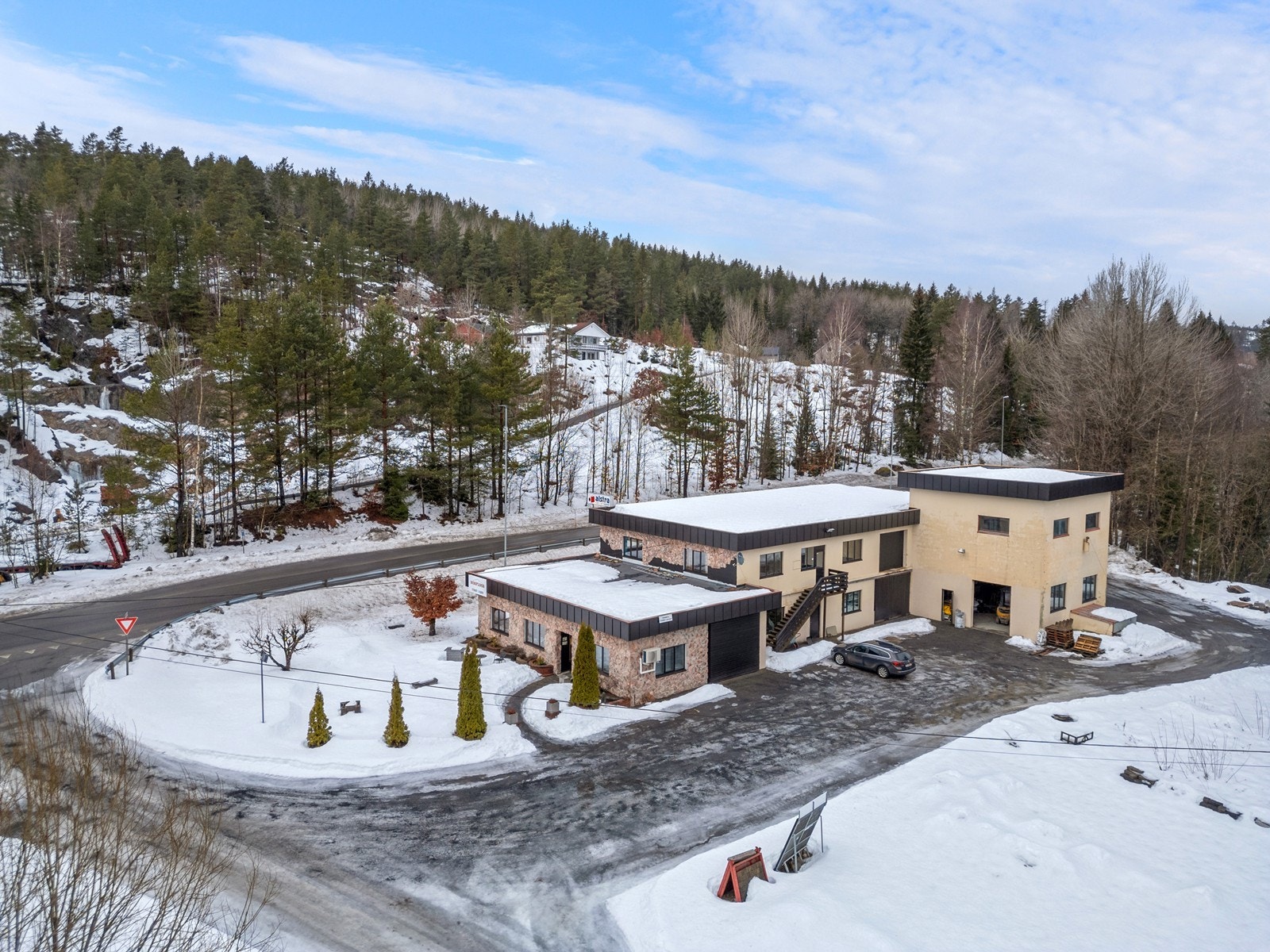 Eiendomsmegler Norge næring har gleden av å presentere for salg et næringsbygg med flere muligheter. Bygget er på ca. 900 m2 og rommer både butikk, lager og verksted Galleribilde