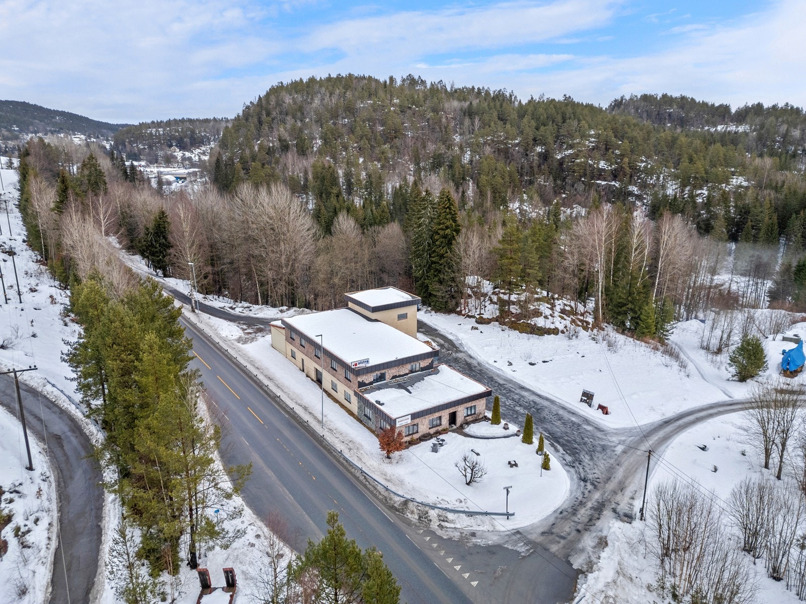 Godt eksponert beliggenhet ved "gamle E-18". Ca. 5 min kjøring til Brokelandsheia. Galleribilde