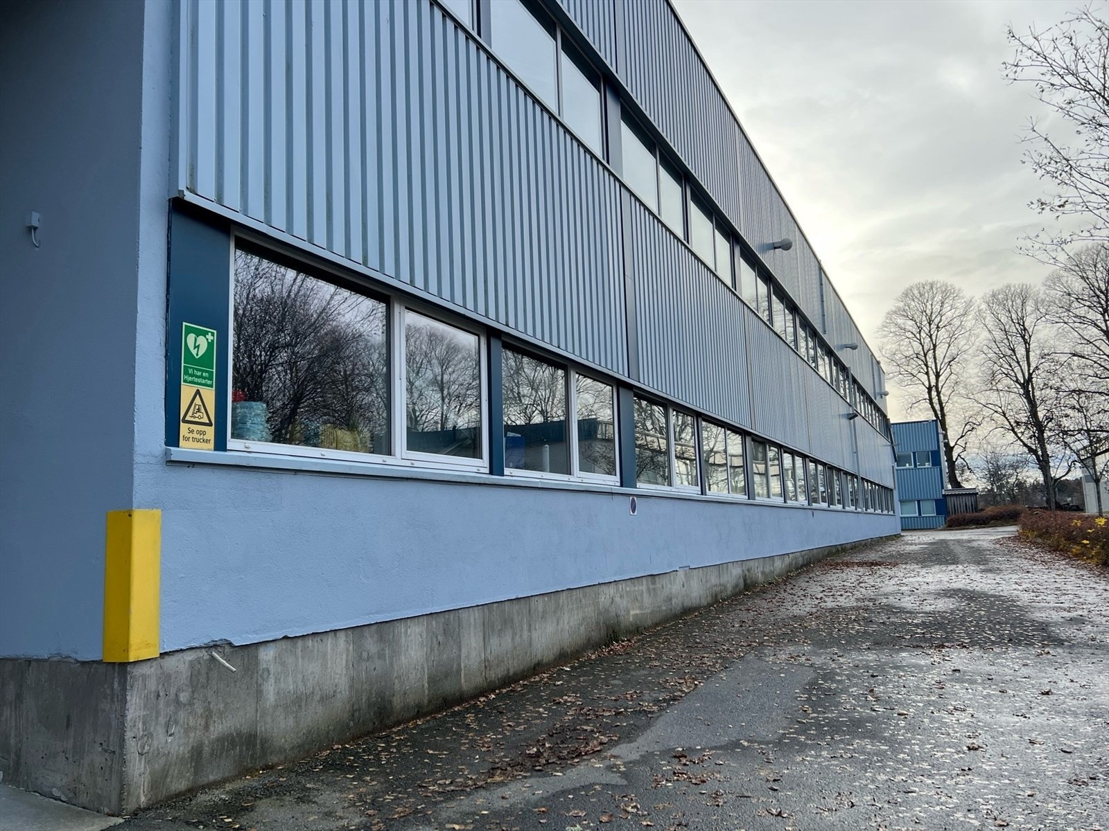 Bilde fra utsiden langs lageret Galleribilde