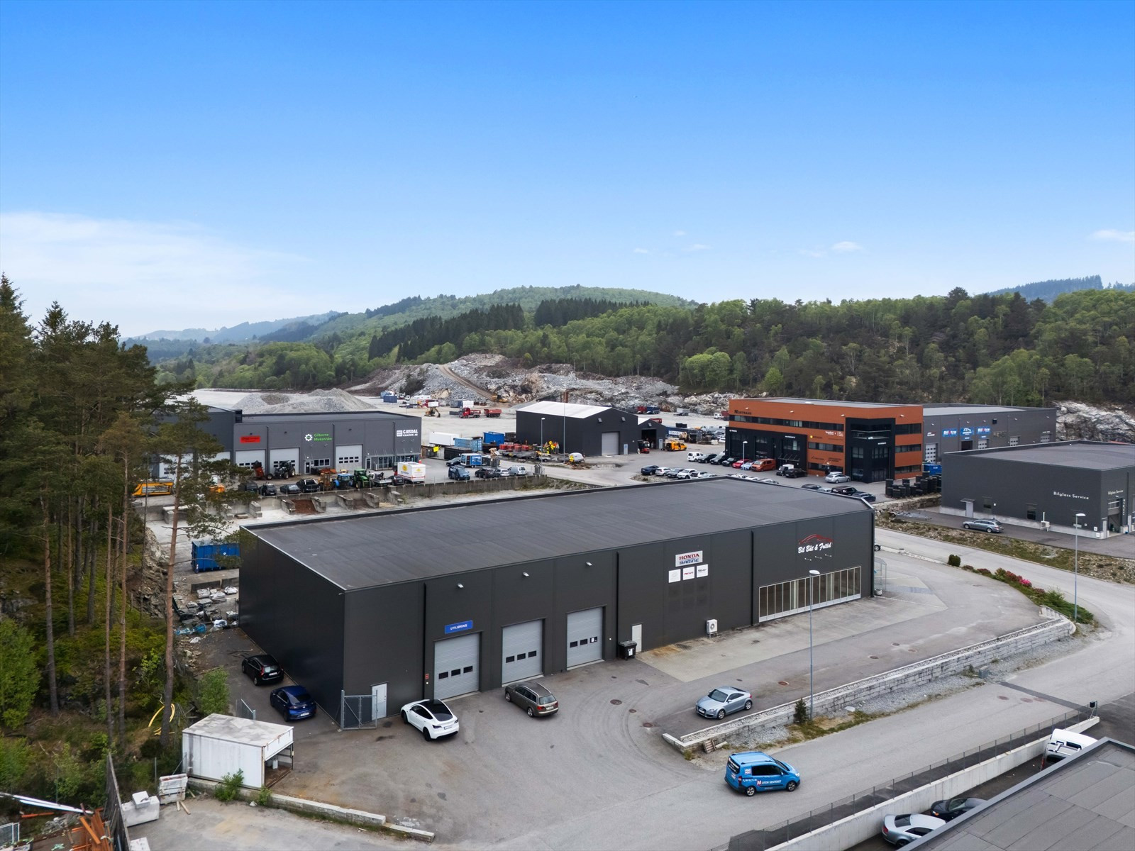 Galteråsen 6 og 8. Velholdt kombinasjonsbygg med stor tomt. God tilkomst og beliggenhet i Galteråsen Næringspark.