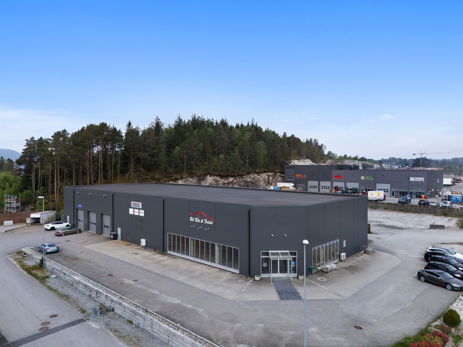 Galteråsen 6 og 8. Velholdt kombinasjonsbygg med stor tomt. God tilkomst og beliggenhet i Galteråsen Næringspark.