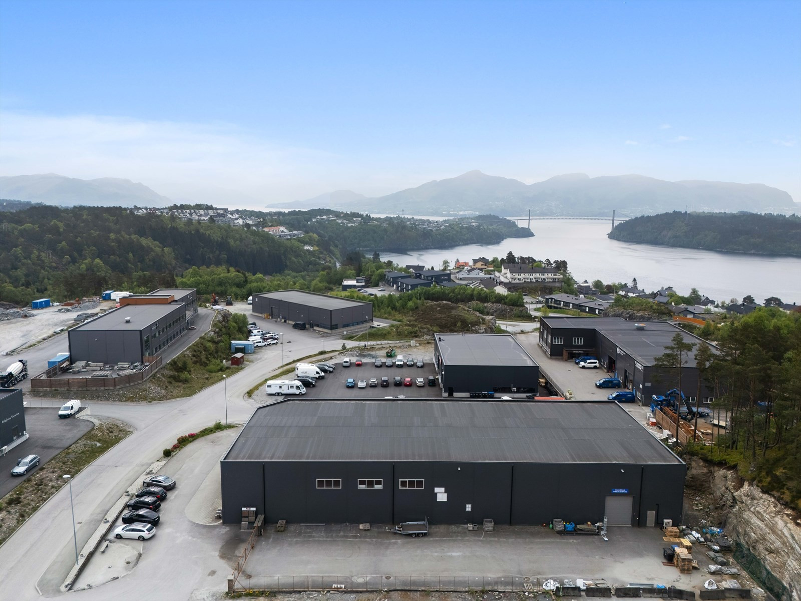 Galteråsen 6 og 8. Velholdt kombinasjonsbygg med stor tomt. God tilkomst og beliggenhet i Galteråsen Næringspark.