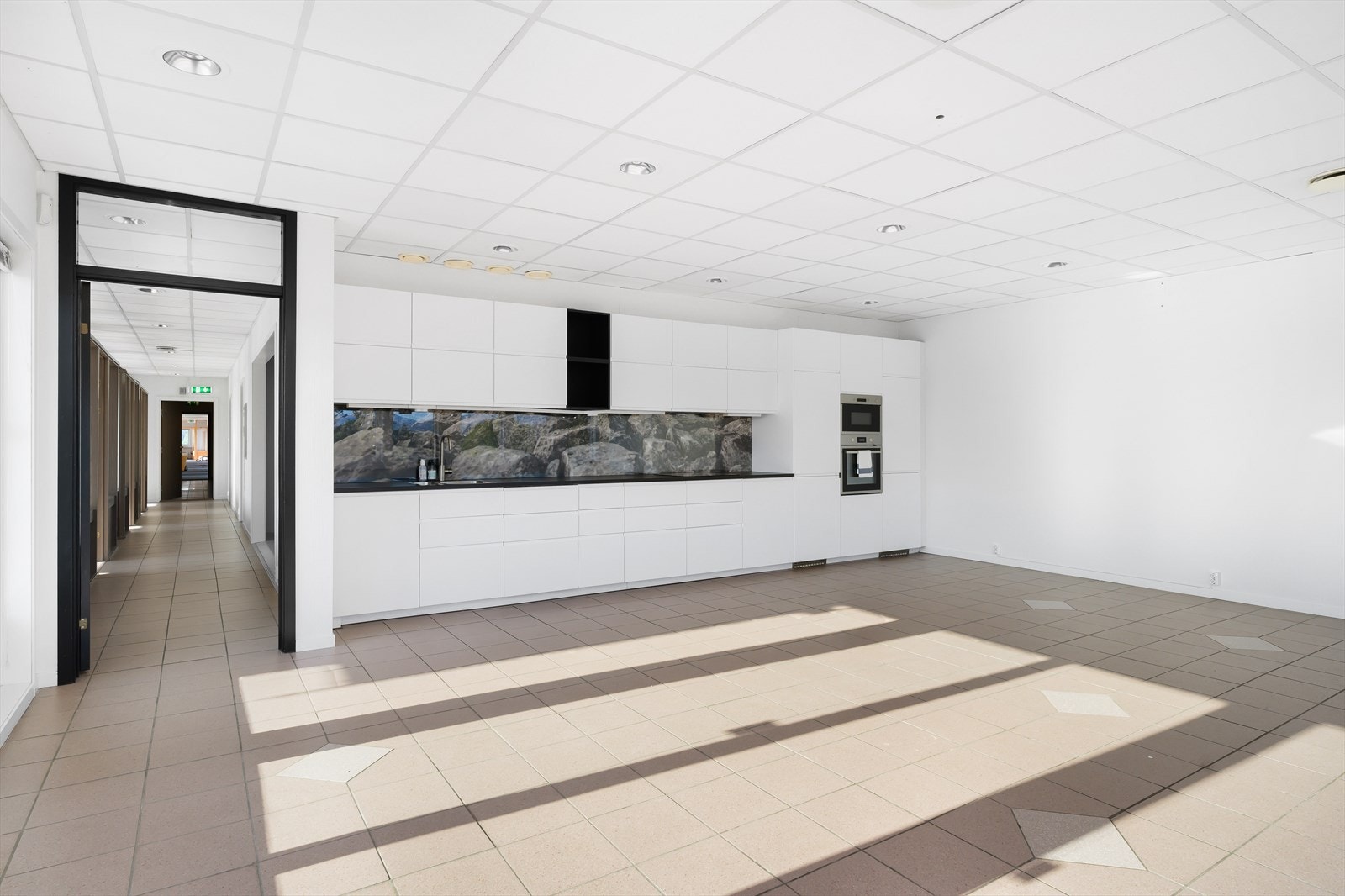 Moderne kjøkken på spiserom. Galleribilde
