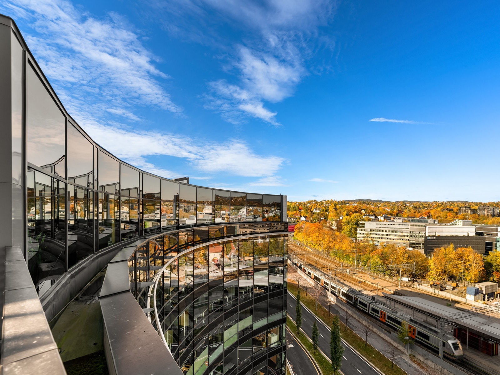 Flott fasade både mot flytoget og Lysaker Torg Galleribilde