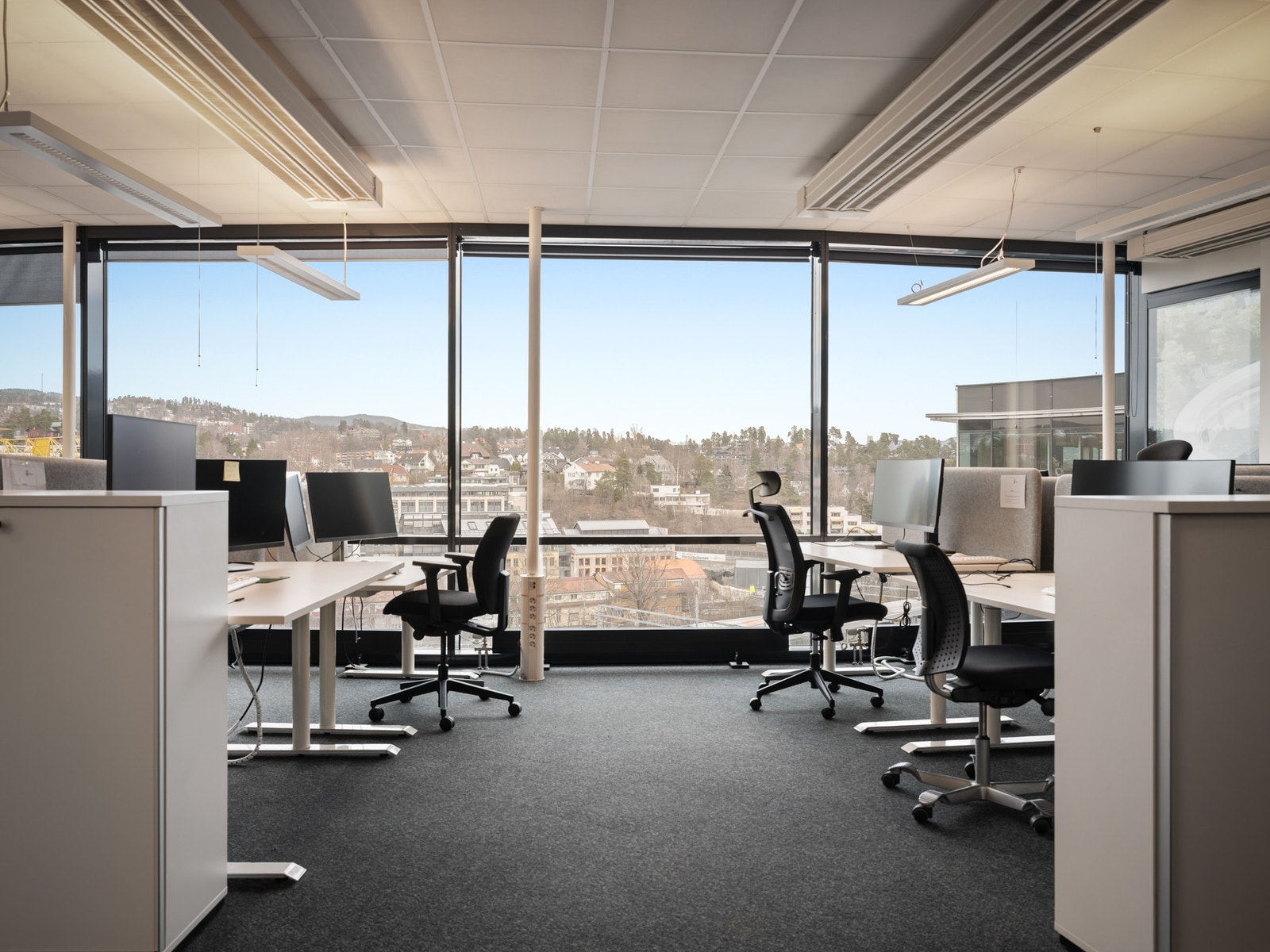 Man sitter høyt og flott med god utsikt Galleribilde