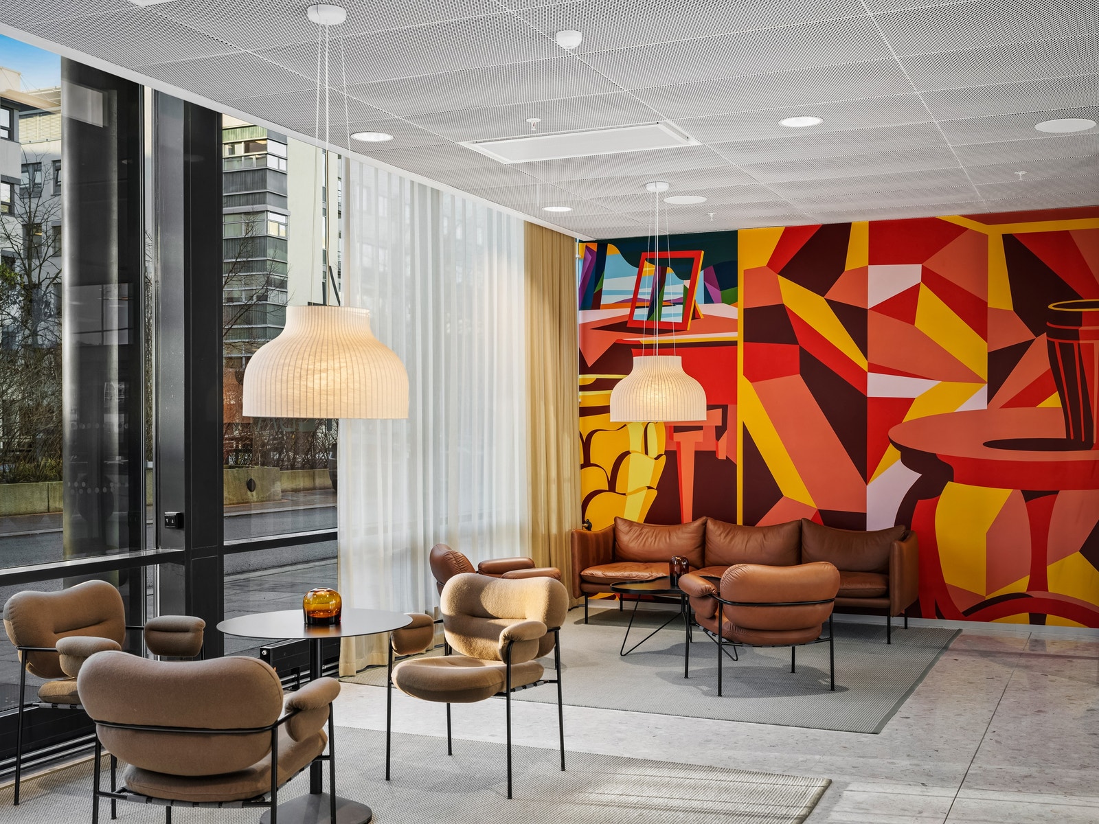 Flott ventesone med moderne veggmaleri. Kvalitetsmøbler og design. Galleribilde