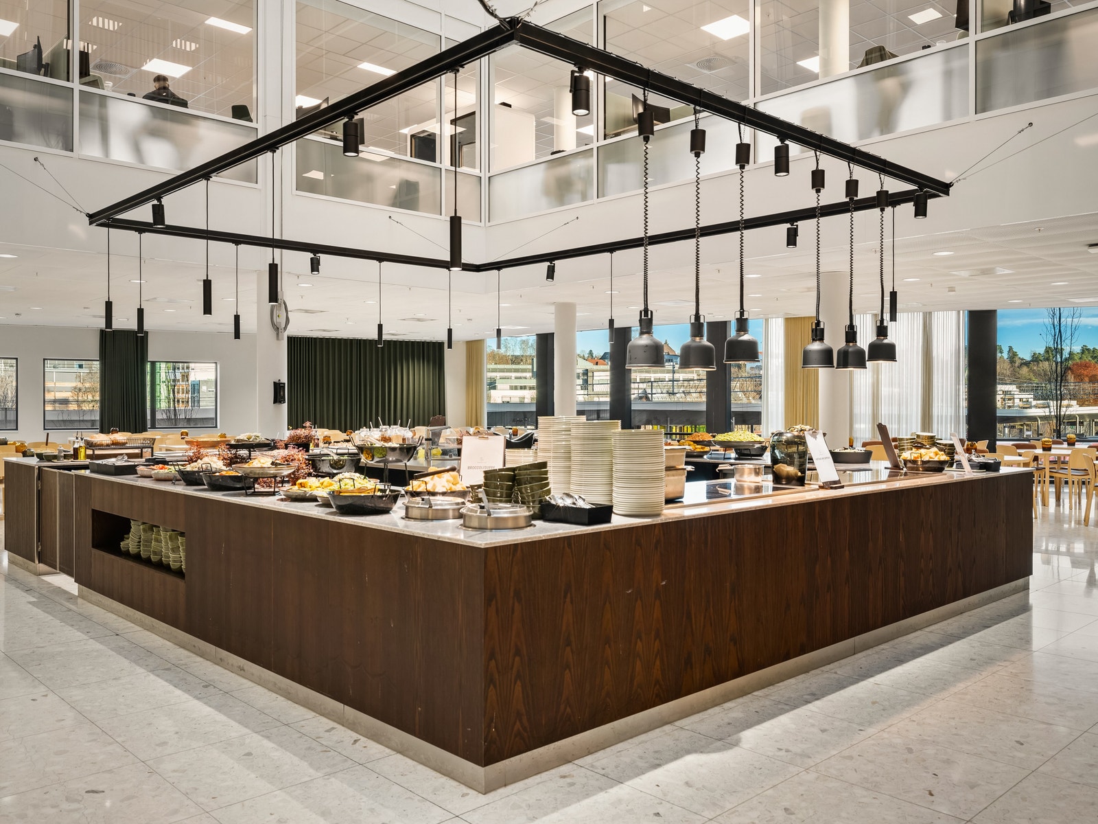 Personarestaurant er flott plassert med utrolig takhøyde og fine møbler. Vi får veldig gode tilbakemeldinger på lunsjen her. Galleribilde