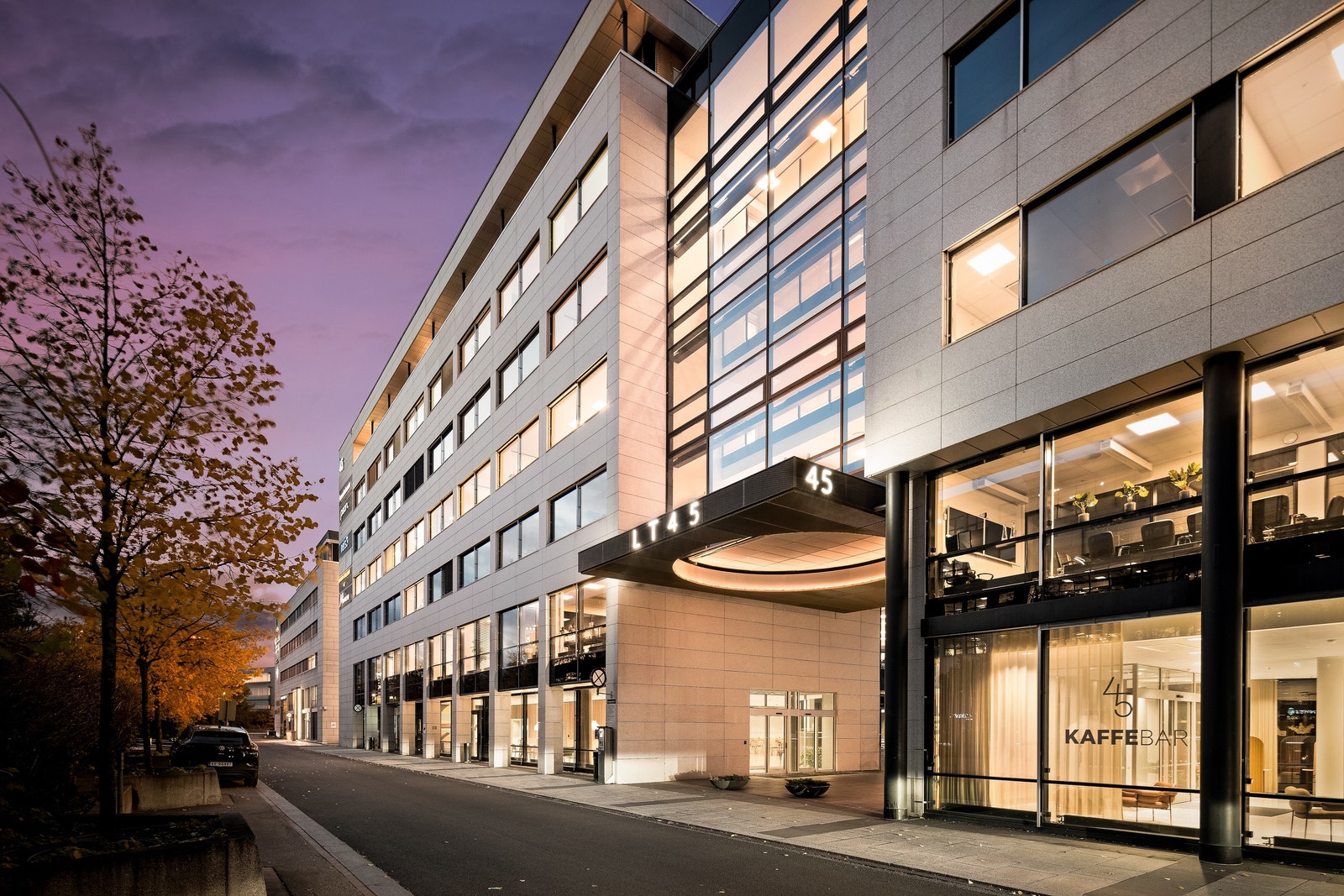 Eiendommen er flott belyst i skumringen Galleribilde