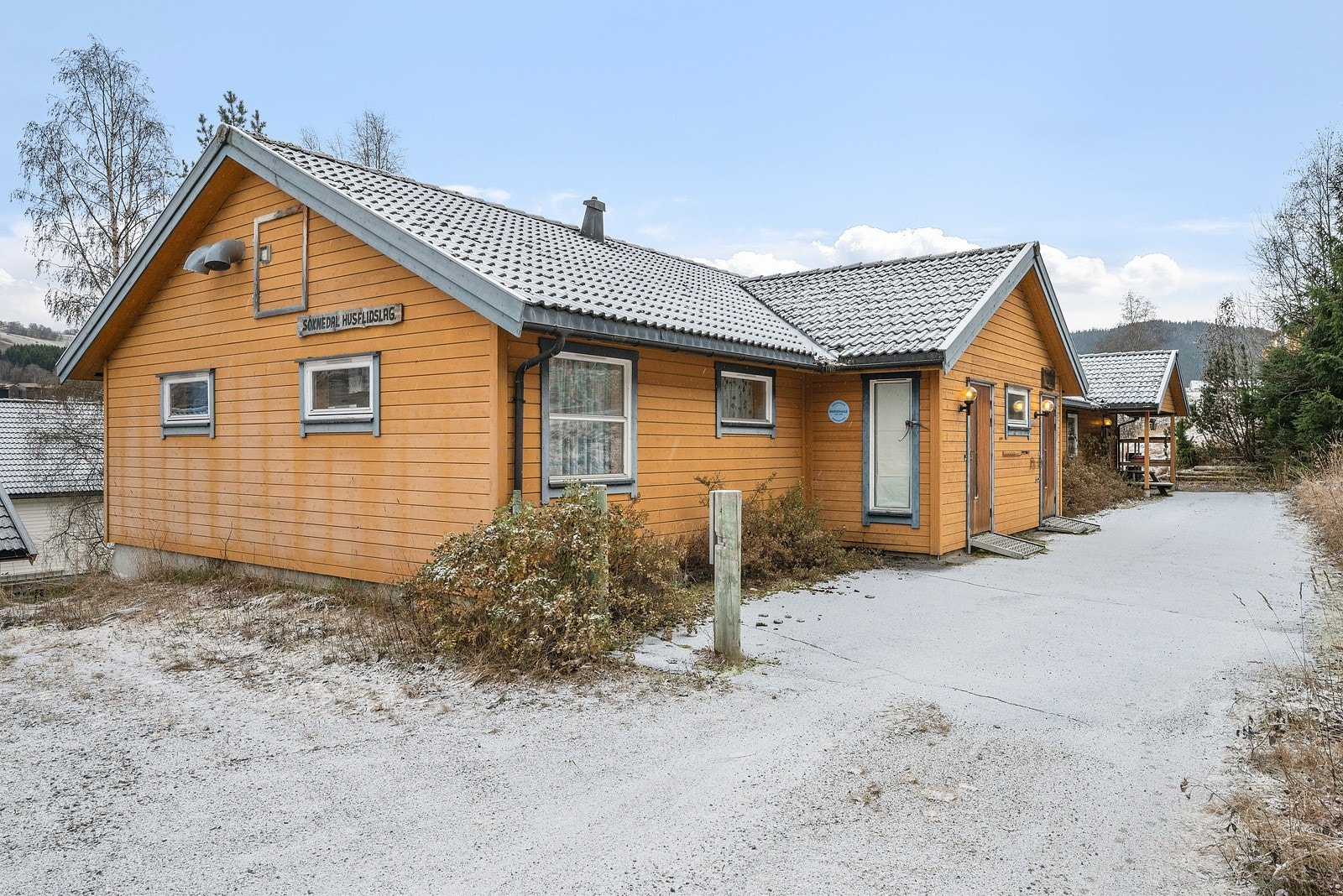Stort bygg over to plan med masse uteareal. Galleribilde