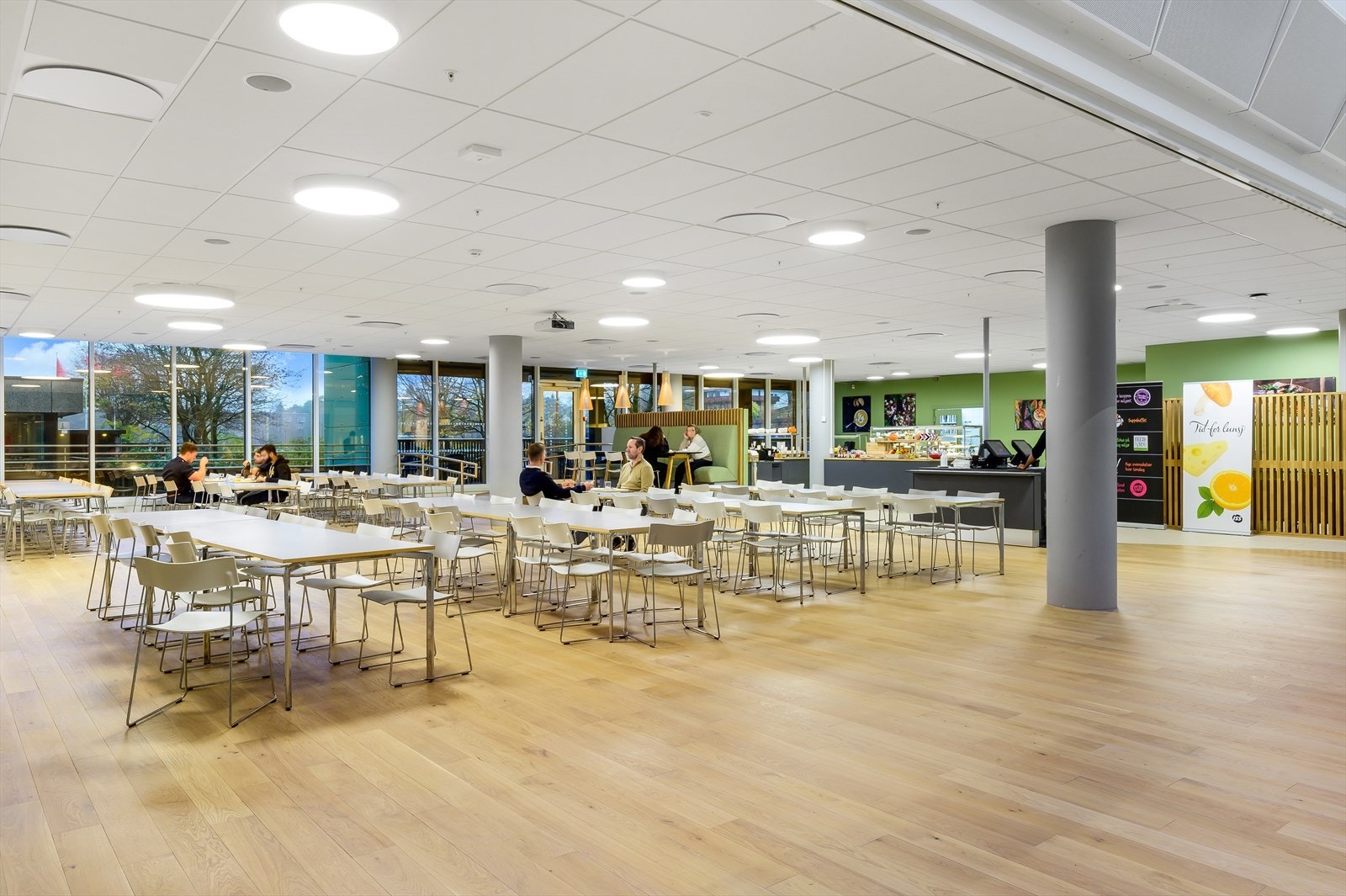 Innbydende personalrestaurant. Galleribilde