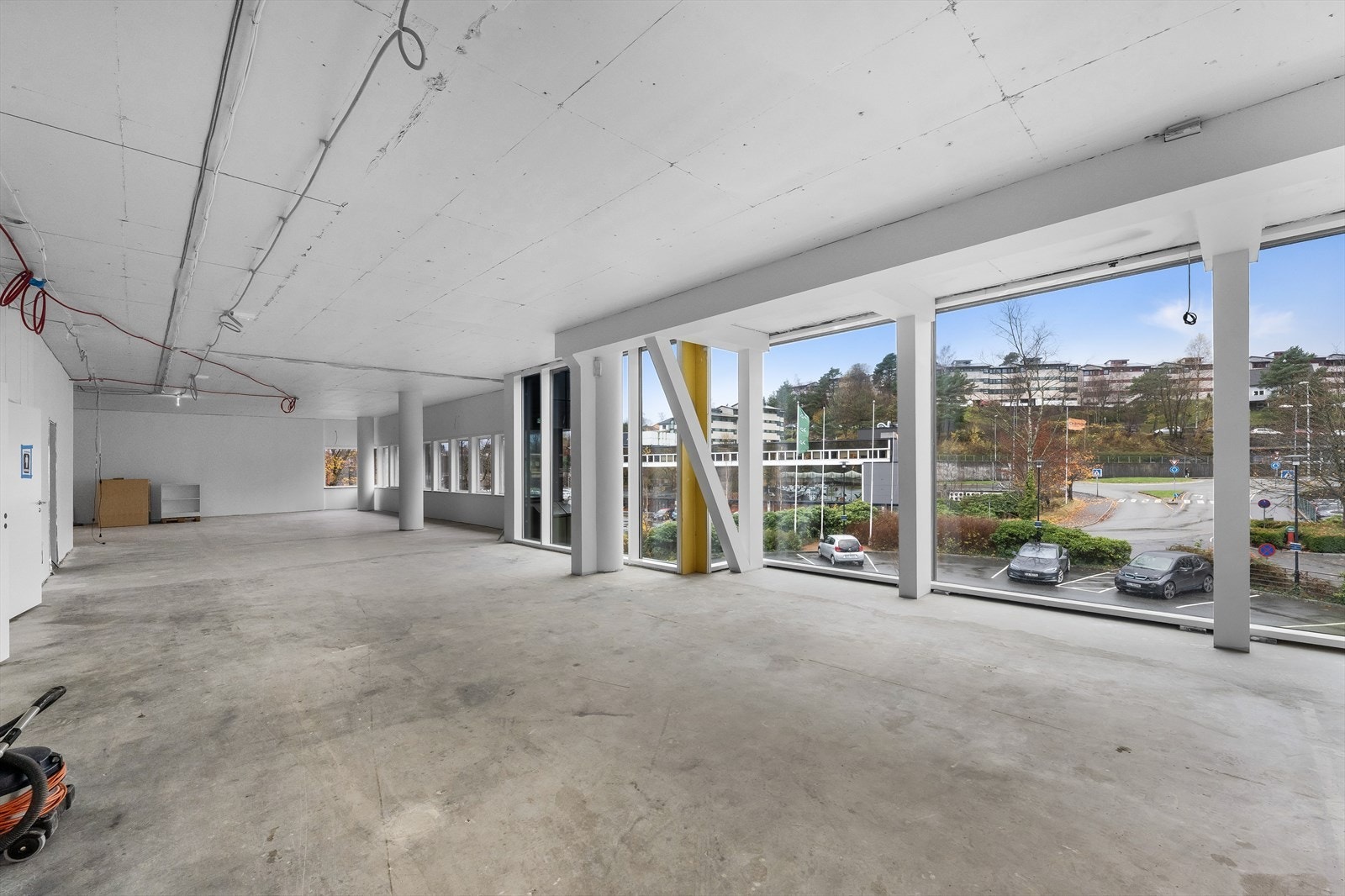 Lokale i 2. etg. klart for innredning. Store vinduer og godt dagslys Galleribilde