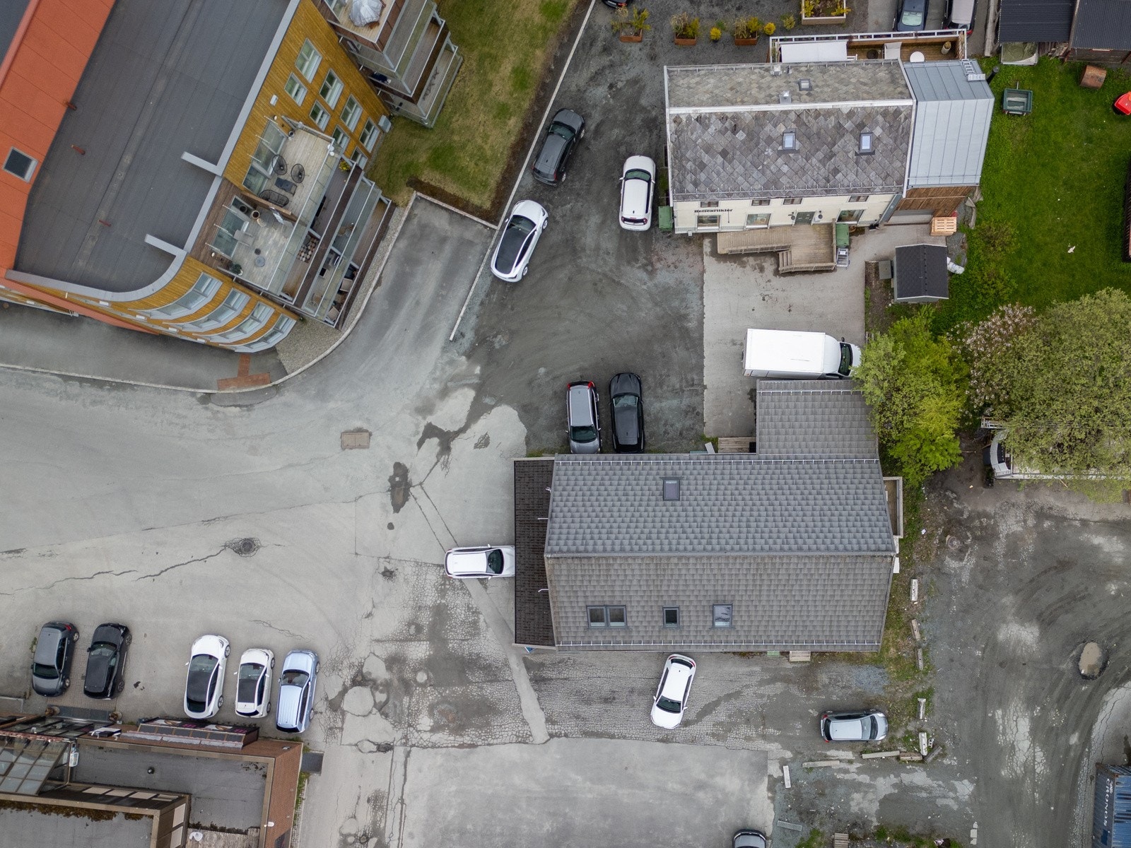 Eiendommen byr på flere biloppstillingsplasser og ladeløsning for el-bil på egen eiendom. Galleribilde