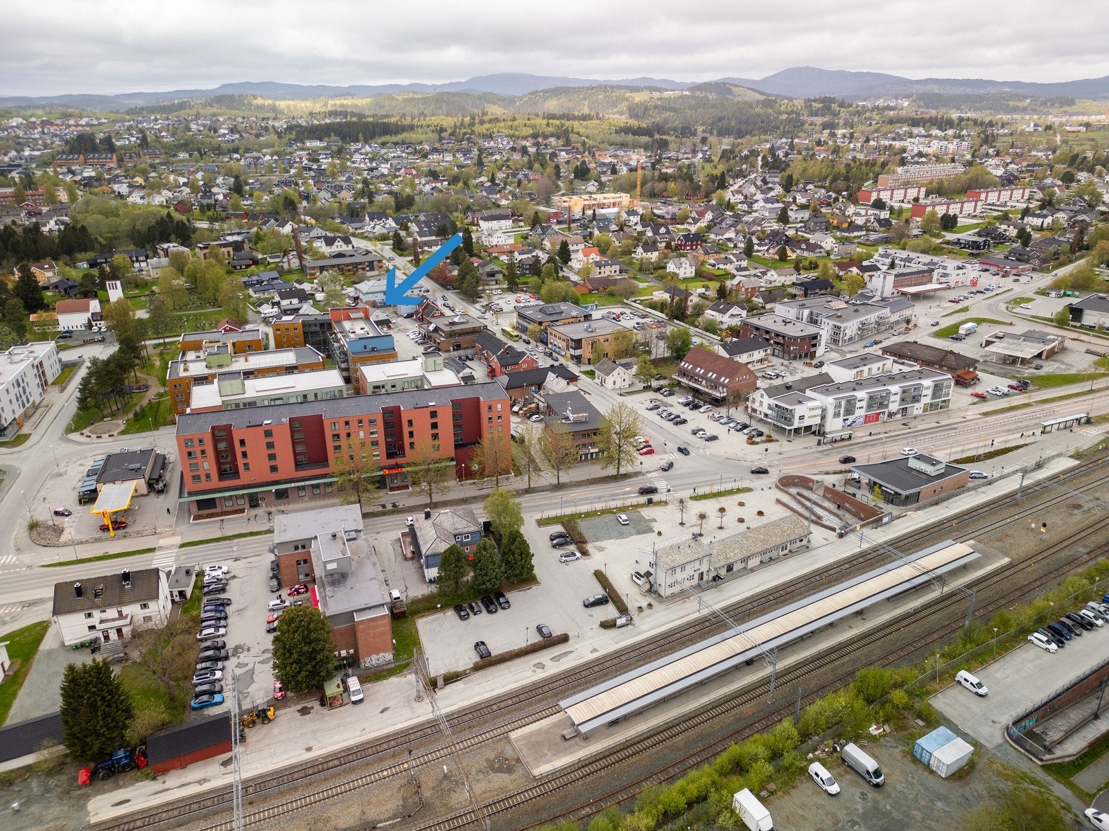 Eiendommen ligger midt i Heimdal sentrum, tilbaketrukket fra Ringvålvegen. Galleribilde