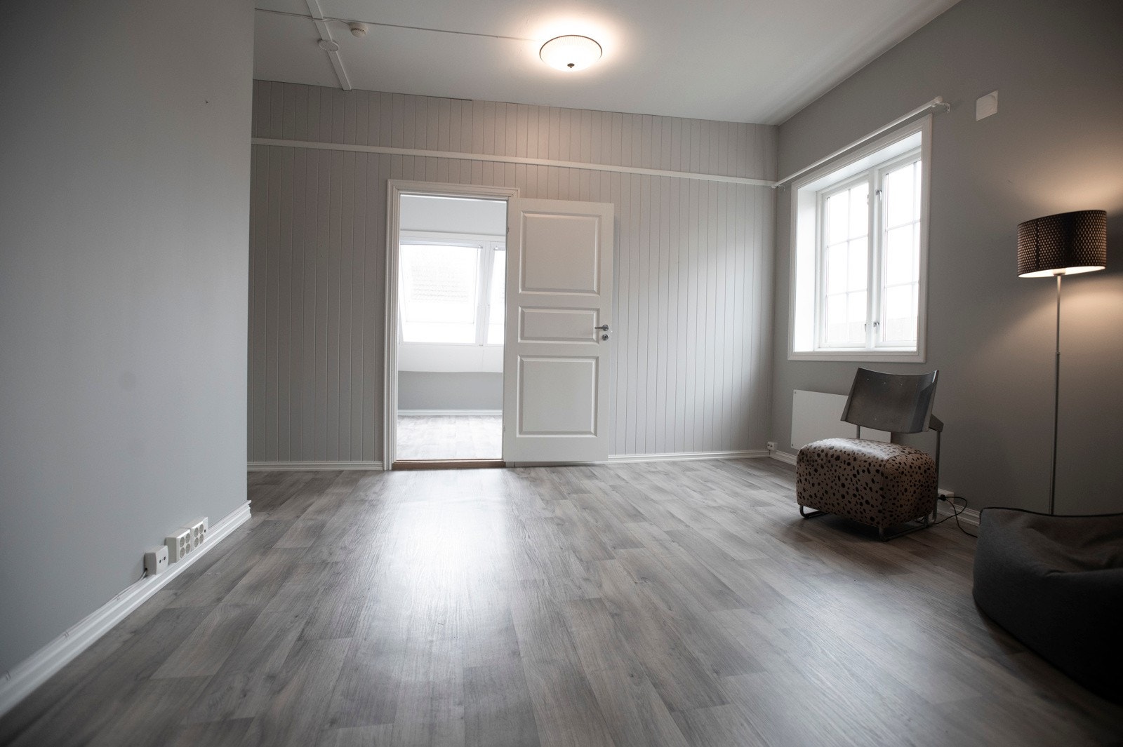 Stua er av god størrelse og måler drøyt 16 kvm. Galleribilde