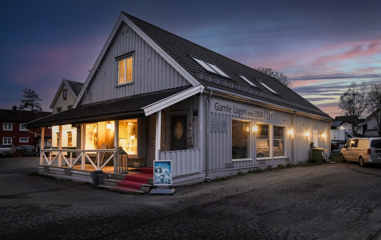 Næringseiendommen har et totalareal på 374 kvm fordelt på 1. etasje, 2. etasje og kjeller. Galleribilde