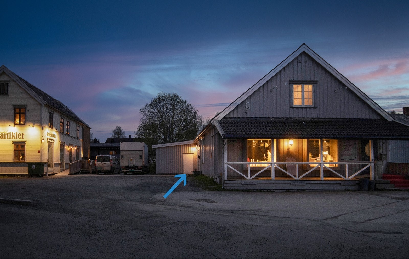 Egen inngangsdør til kjelleren fra bakkeplan i påbygd del. Galleribilde