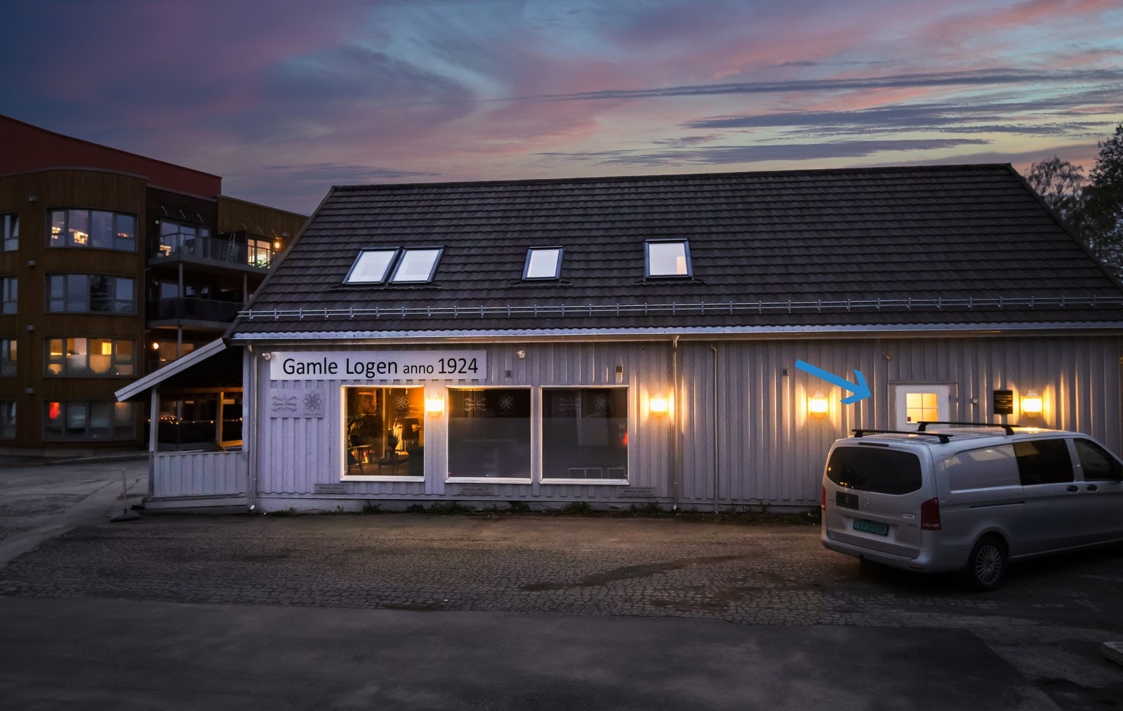 Leiligheten nås via egen inngangsdør på byggets nordvegg. Her har man også flere biloppstillingsplasser. Galleribilde