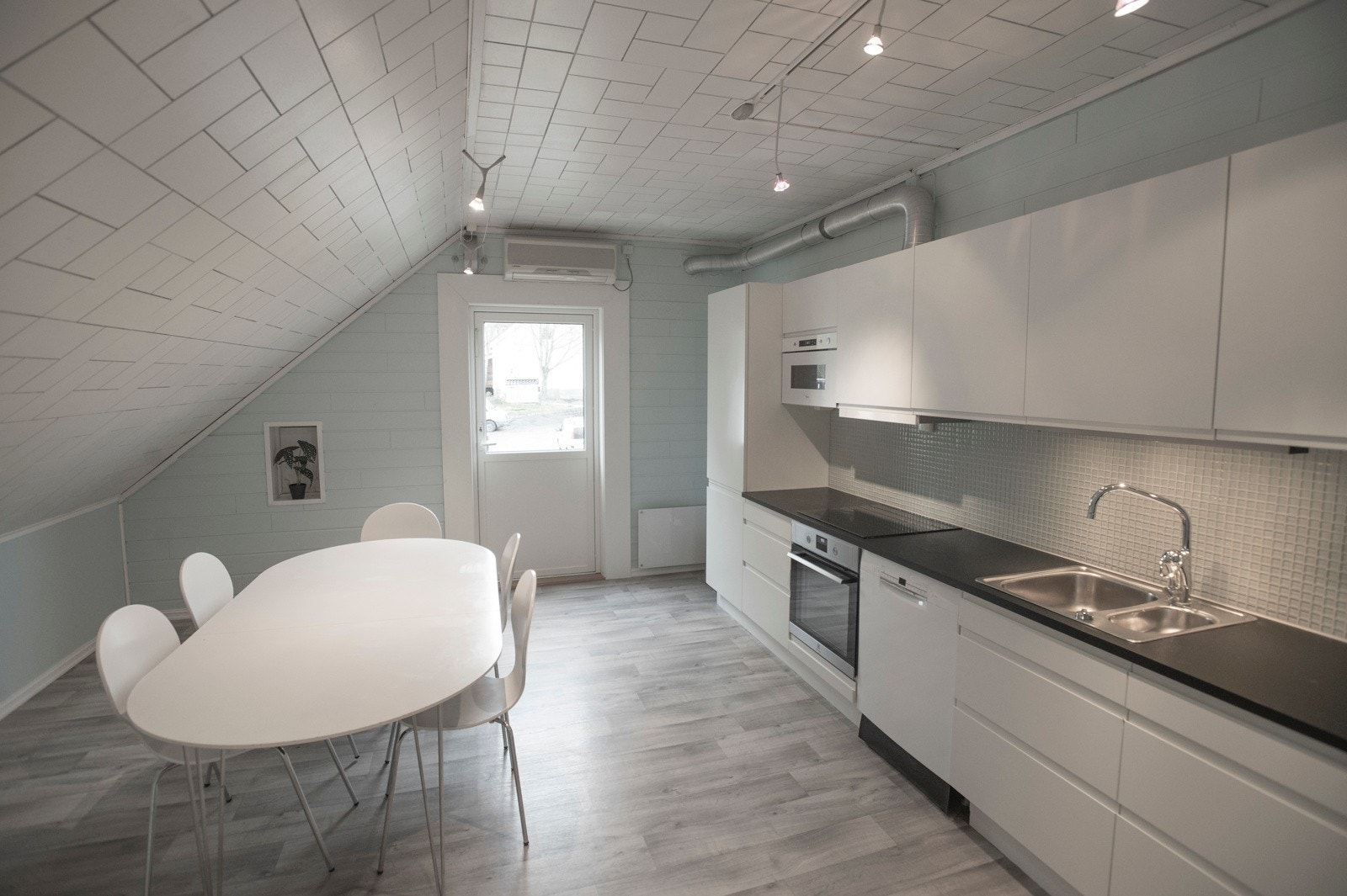 Fullt utstyrt kjøkken med utgang til egen balkong mot vest. Galleribilde