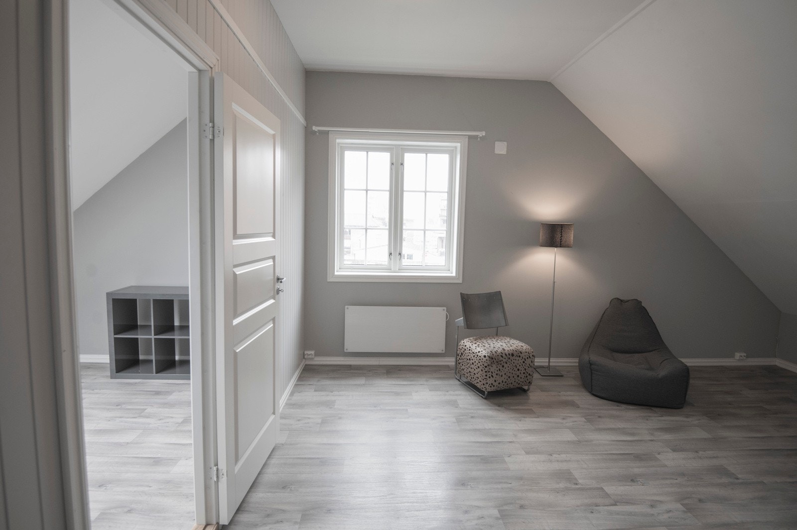 Lettvegg mellom stue og soverom I som kan fjernes. Gulvet er lagt før lettveggen ble etablert. Galleribilde