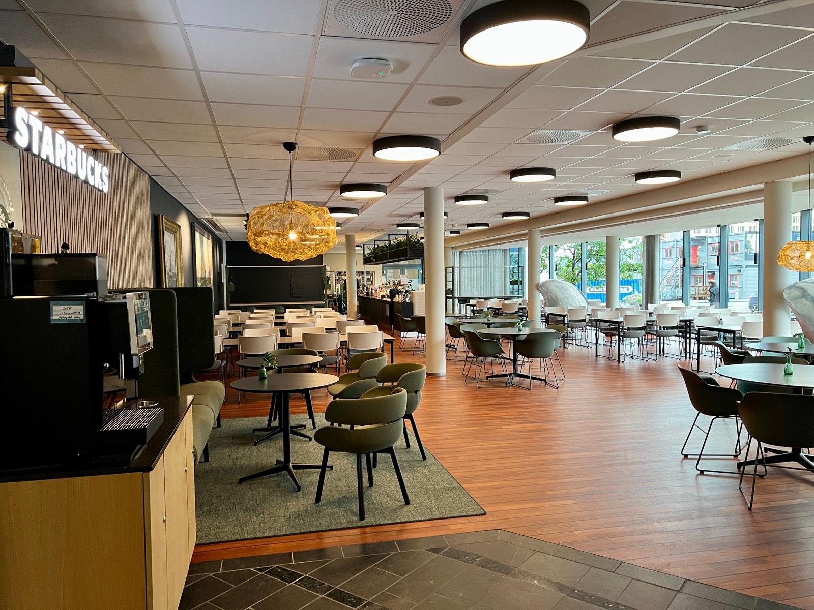 Flott kantine i bygget. Galleribilde