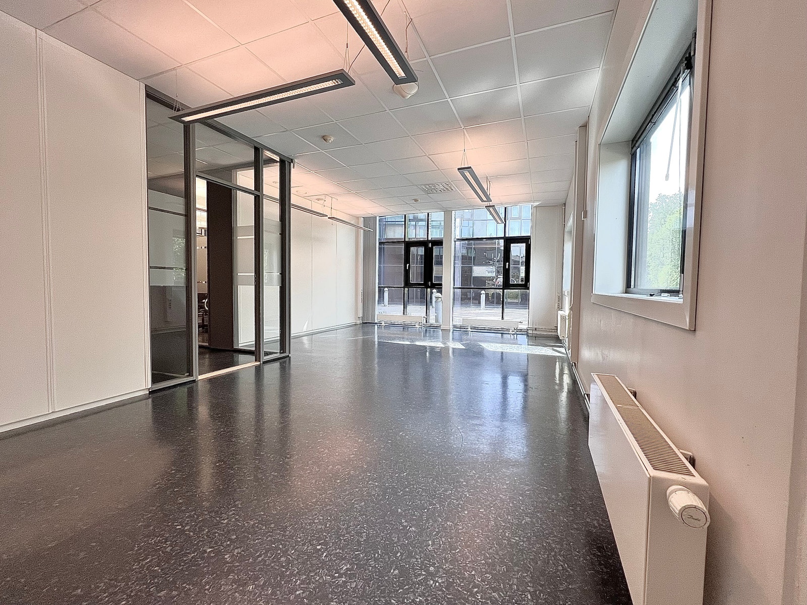 Rom på 40 kvm som passer for en bedrift eller flere som vil sitte sammen. Store vinduer som gir svært godt dagslys i lokalet. Galleribilde