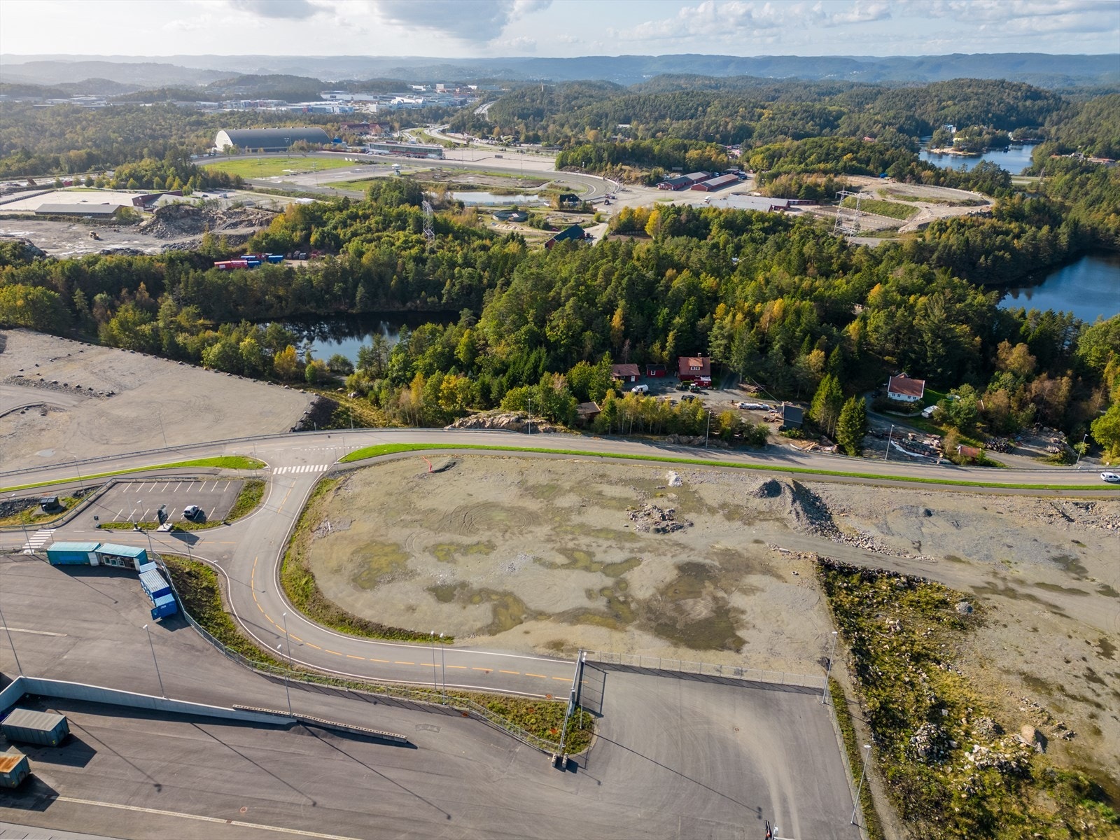 Tomten kan leveres slik den fremstår i dag eller tilpasset bruker, med grusing, asfalt eller gjerde Galleribilde