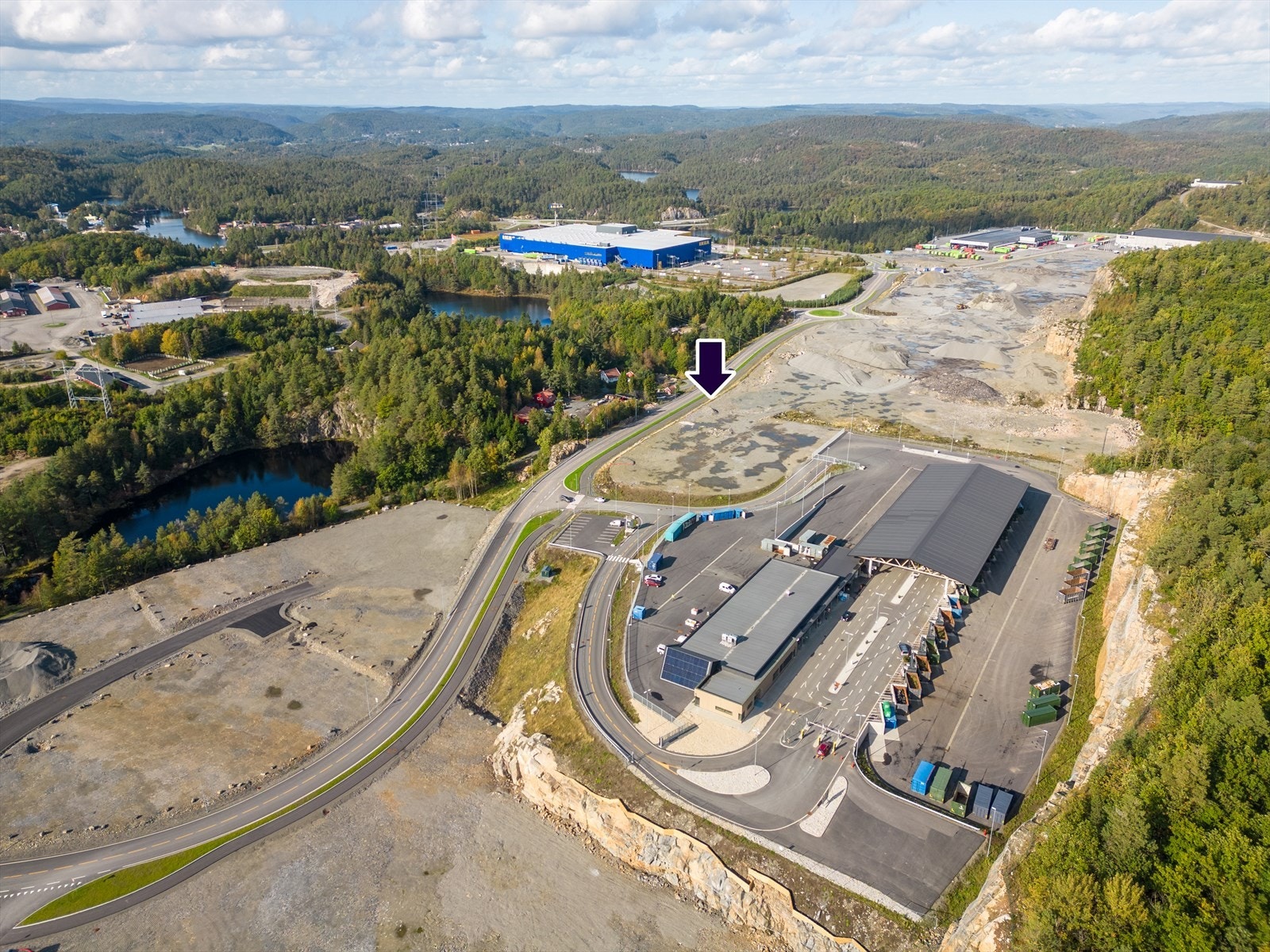 Tomten ligger sentralt plassert på Sydinga med Avfall Sør sin gjenvinningstasjon som nærmeste nabo Galleribilde