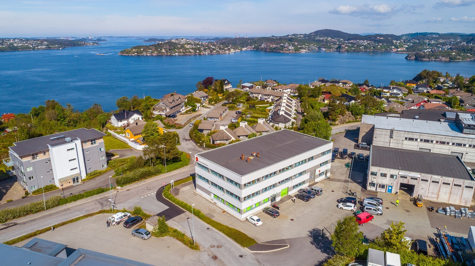 Leirvikåsen 43B er et kombinert lager og kontorbygg med sentral beliggenhet i Fagerdalen Næringspark - Godvik